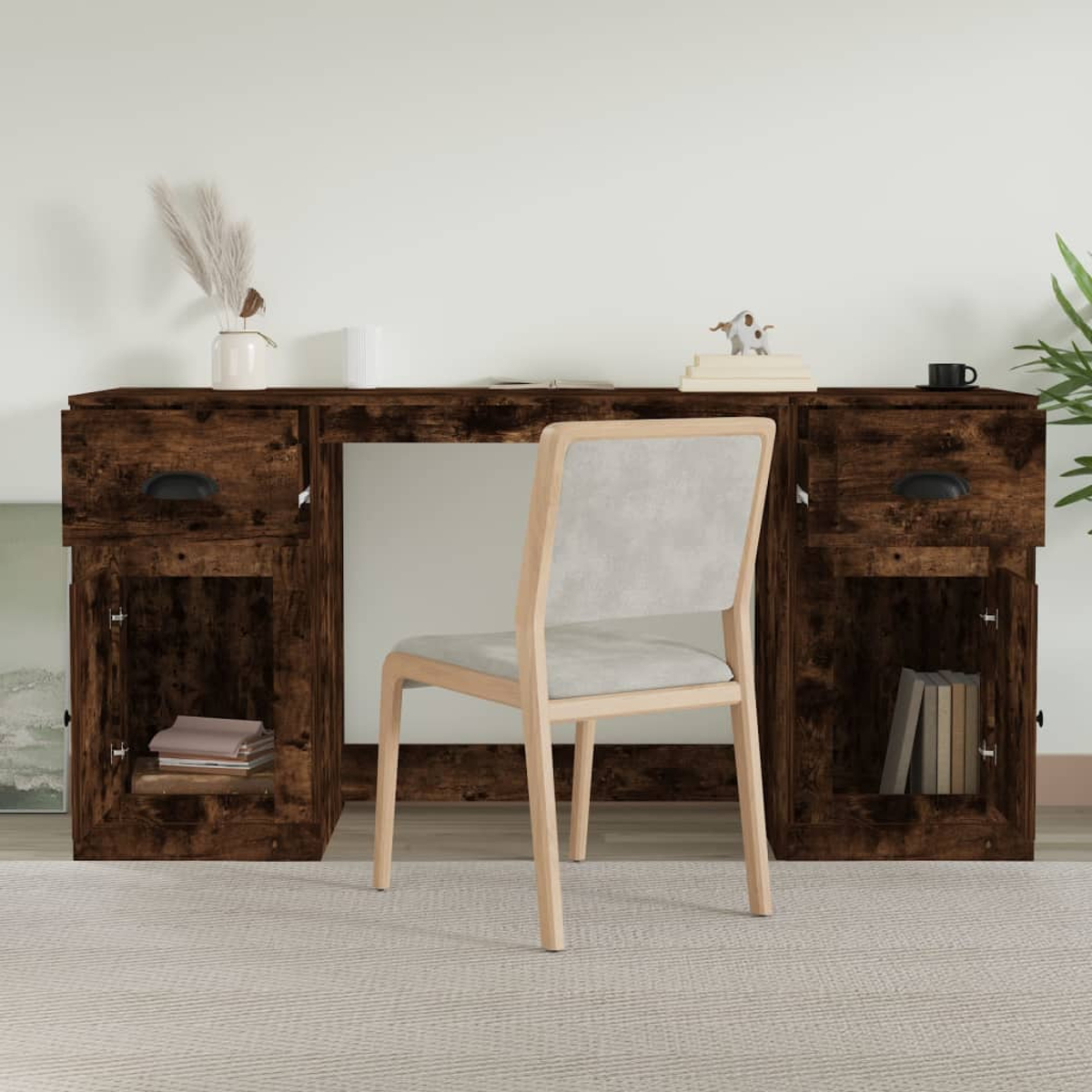 Ein hölzerner Schreibtisch mit Schubladen und einem Stuhl. Auf dem Schreibtisch stehen eine Vase mit getrockneten Pflanzen und einige Bücher.