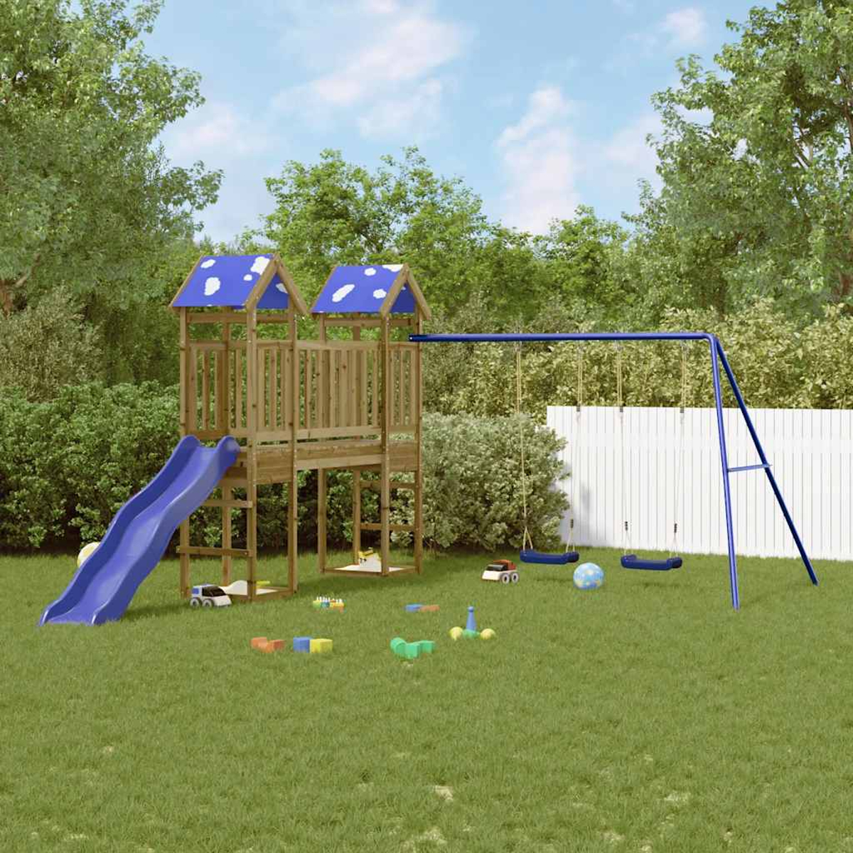 Ein hölzernes Spielset mit einer blauen Rutsche und einer Schaukel steht auf grünem Gras. Spielzeug ist verstreut. Bäume und ein weißer Zaun sind im Hintergrund.