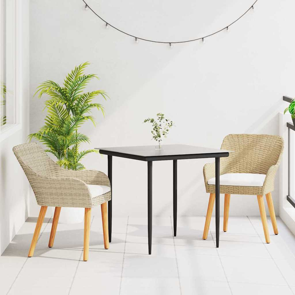 Ein quadratischer Tisch mit zwei Stühlen auf einem Balkon. Links eine Pflanze, Blumen auf dem Tisch und Lichter darüber.