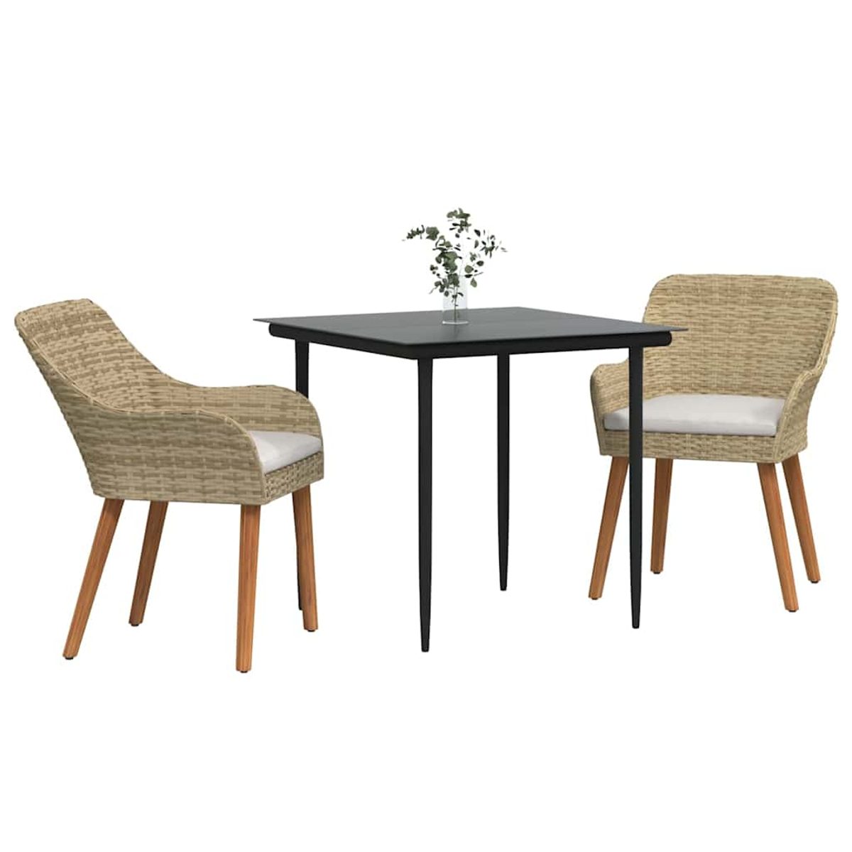 Ein quadratischer schwarzer Tisch mit zwei Stühlen aus Weide und einer kleinen Vase mit grünen Zweigen. Stühle haben weiße Kissen und Holzbeine.