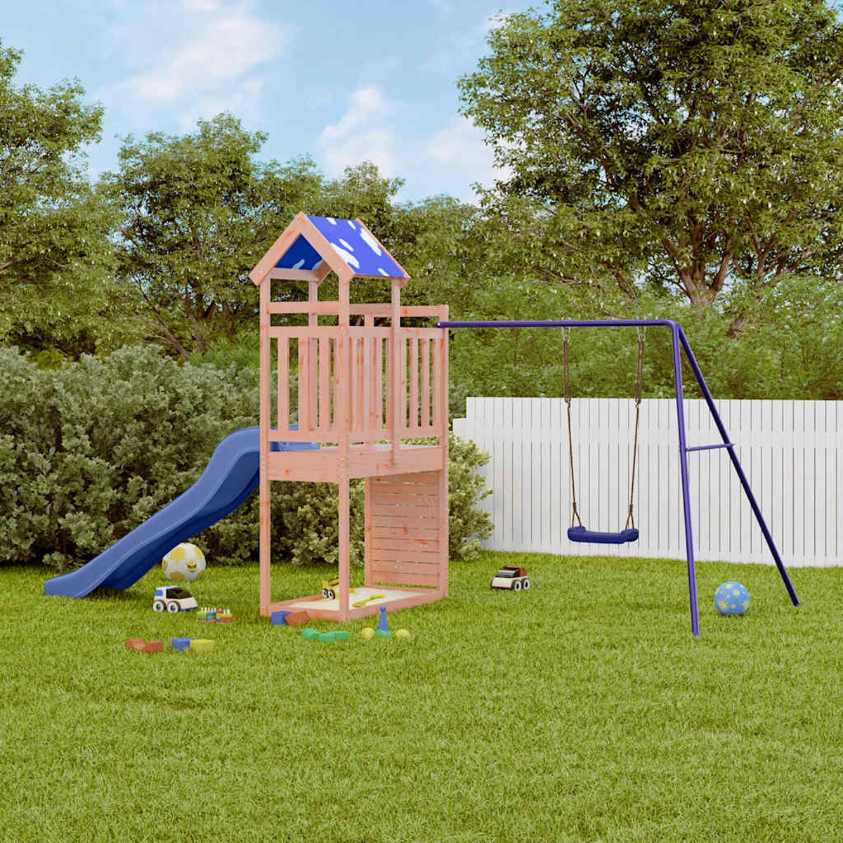 Ein hölzernes Spielset mit einer blauen Rutsche, einer Schaukel und Spielzeug auf einem grünen Rasen. Bäume und ein weißer Zaun sind im Hintergrund.