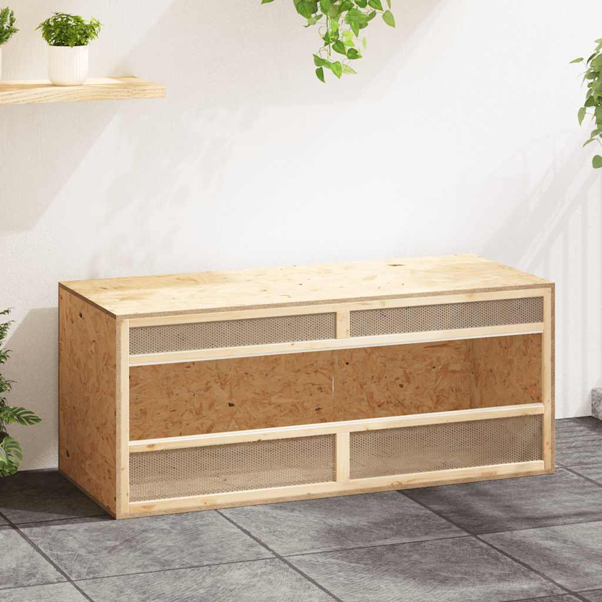 Ein Holzschrank mit perforierten Paneelen. Pflanzen hängen von oben, und ein Regal mit einer Topfpflanze ist sichtbar. Der Boden ist gefliest.