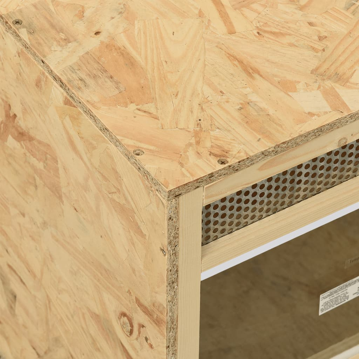 Nahaufnahme einer Holzkiste. Die Kiste besteht aus hellbraunem Holz und hat an der Seite ein Metallgitter. Schrauben sind sichtbar.
