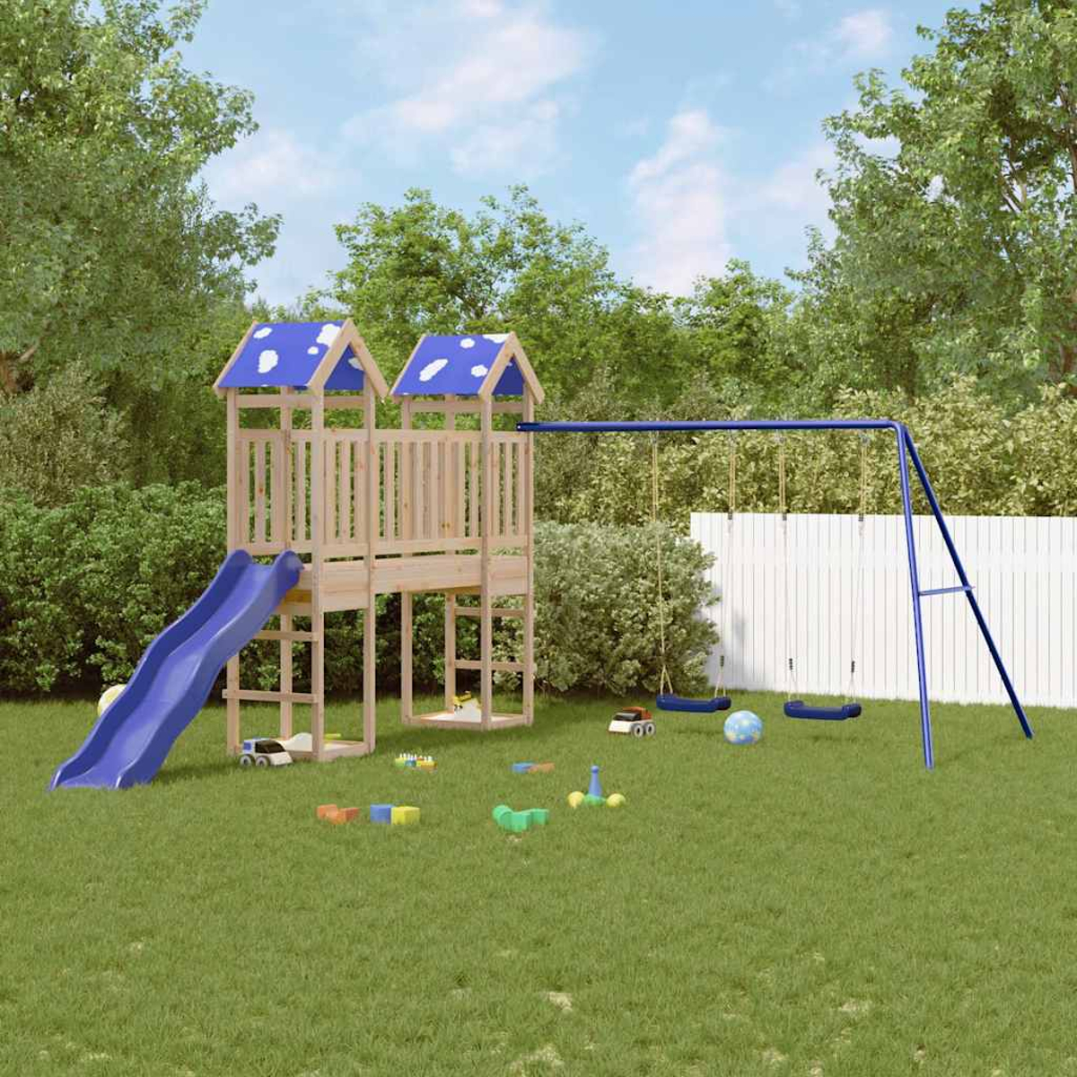 Holzspielplatz mit blauer Rutsche, Schaukeln und blauem Dach. Spielzeug auf dem Rasen verstreut. Weißer Zaun und Bäume im Hintergrund.