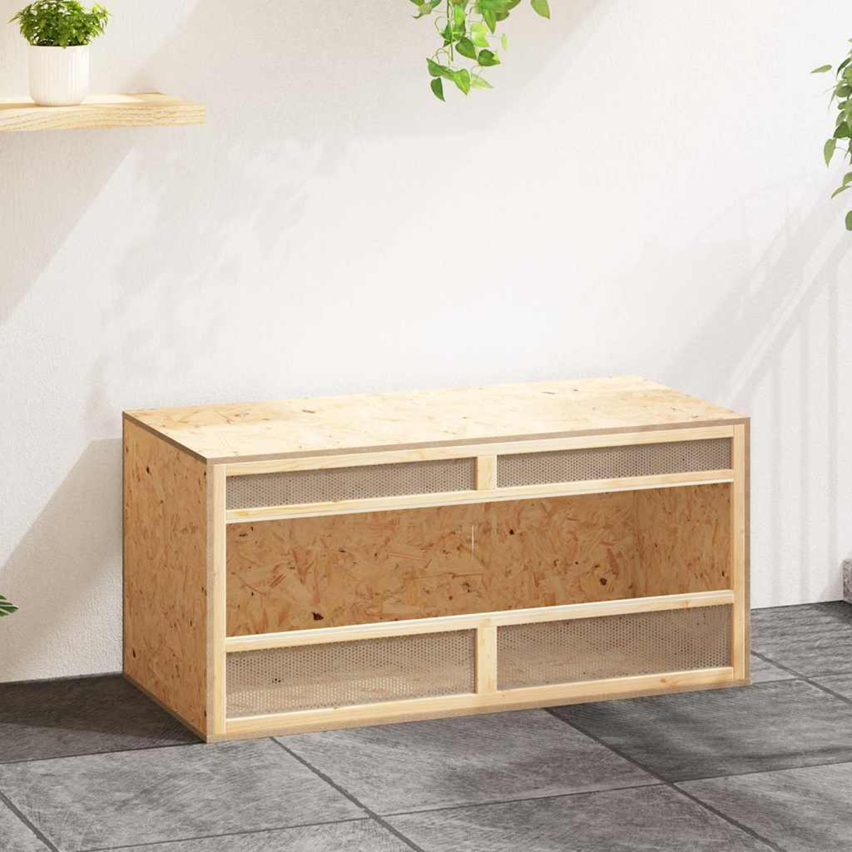 Holzschrank mit Gitterplatten. Eine kleine Pflanze steht auf einem Regal. Grüne Ranken hängen von oben. Der Boden ist gefliest.