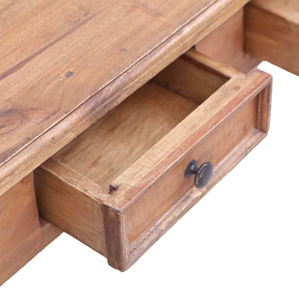 Holzschreibtisch mit offener Schublade. Die Schublade hat einen dunklen Knopf. Die Holzfarbe des Schreibtisches ist hellbraun.