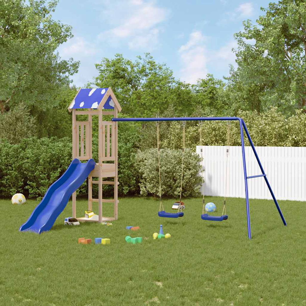 Ein hölzernes Spielset mit einer blauen Rutsche, einer Schaukel und Spielzeug auf einem Rasen, umgeben von Bäumen und einem weißen Zaun.
