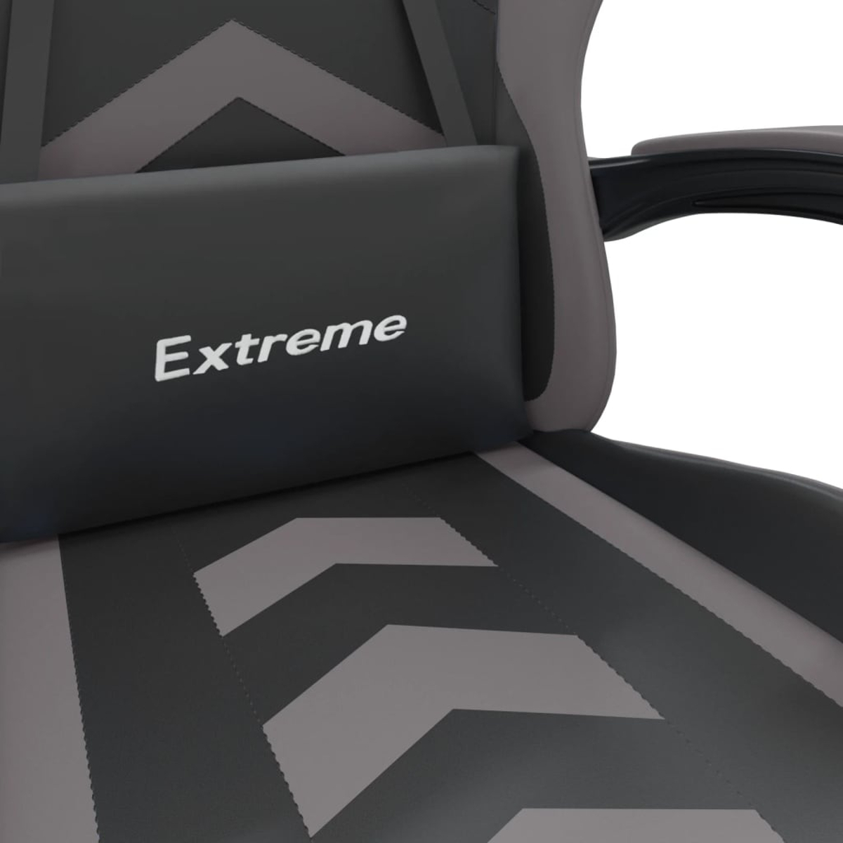 Nahaufnahme eines Gaming-Stuhls. Er ist schwarz und grau mit dem Wort "Extreme" auf der Kopfstütze. Der Stuhl hat ein Chevron-Muster.