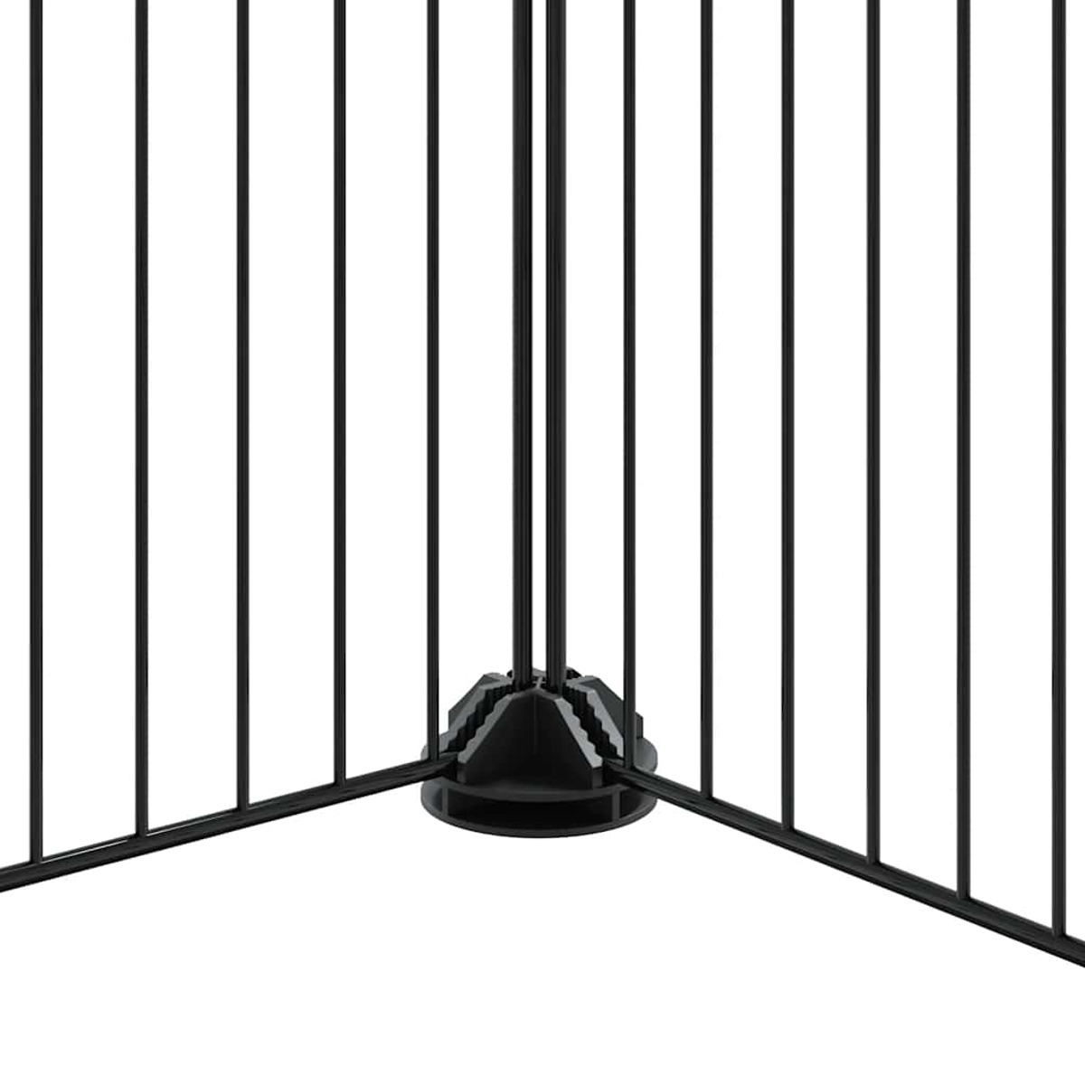 Schwarze Metall-Haustiersperre. Vertikale Stäbe treffen sich an einer Ecke mit schwarzem Sockel. Weißer Hintergrund.