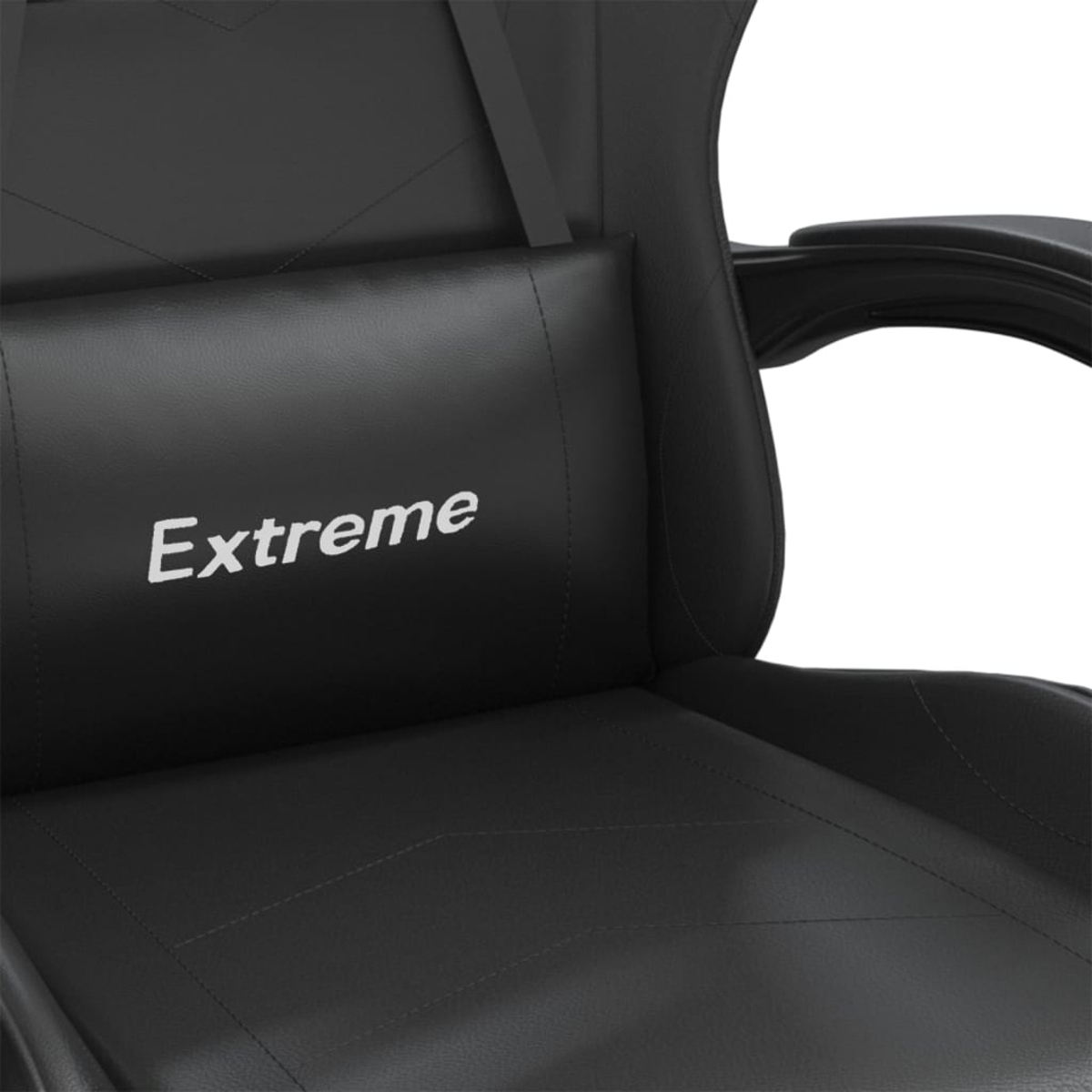 Nahaufnahme eines schwarzen Gaming-Stuhls. Das Wort "Extreme" ist in weißen Buchstaben auf der Kopfstütze gedruckt. Teile der Armlehne sind sichtbar.