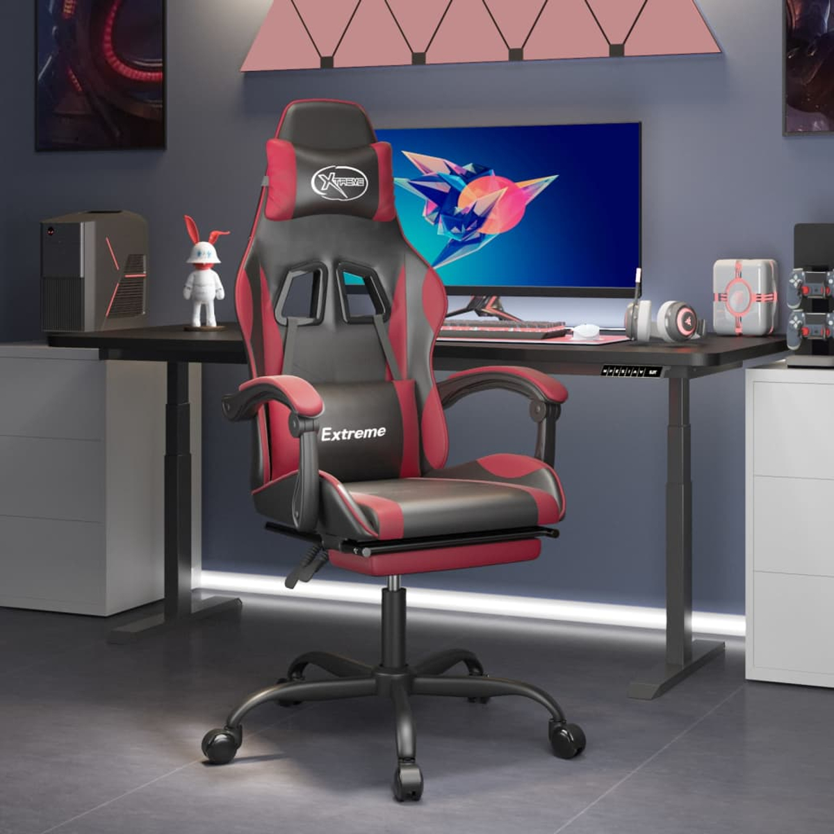 Ein Gaming-Stuhl in einem Raum mit Schreibtisch und Computer. Der Stuhl ist rot und schwarz, mit dem Wort 'Extreme' darauf.