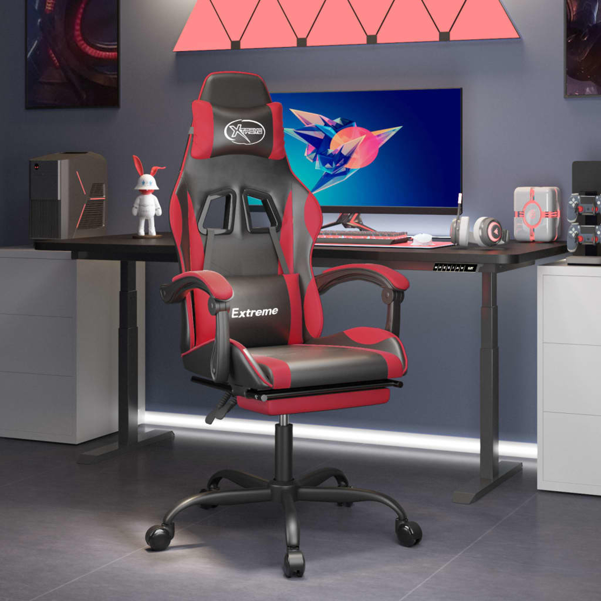 Ein Gaming-Stuhl, schwarz und rot, steht im Zentrum. Dahinter ein Schreibtisch mit Computer, Kopfhörern und anderem Gaming-Zubehör.