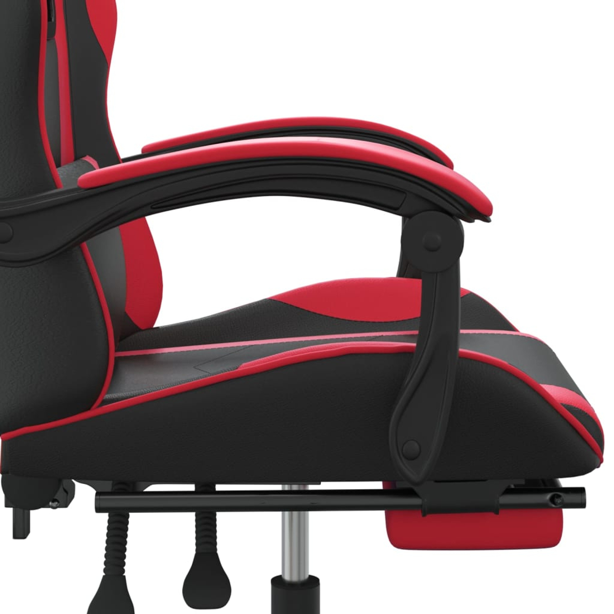 Gaming-Stuhl. Schwarz und rot. Armlehnen, Sitz und Rückenlehne sichtbar. Metallbasis und rote Fußstütze. Weißer Hintergrund.