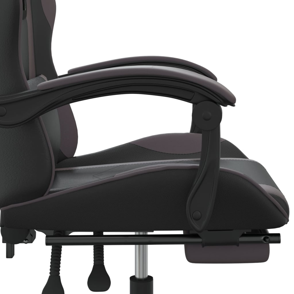 Seitenansicht eines Gaming-Stuhls. Schwarze und graue Farben. Armlehne, Rückenlehne und Sitz sichtbar. Metallbasis mit Rädern und Fußstütze.