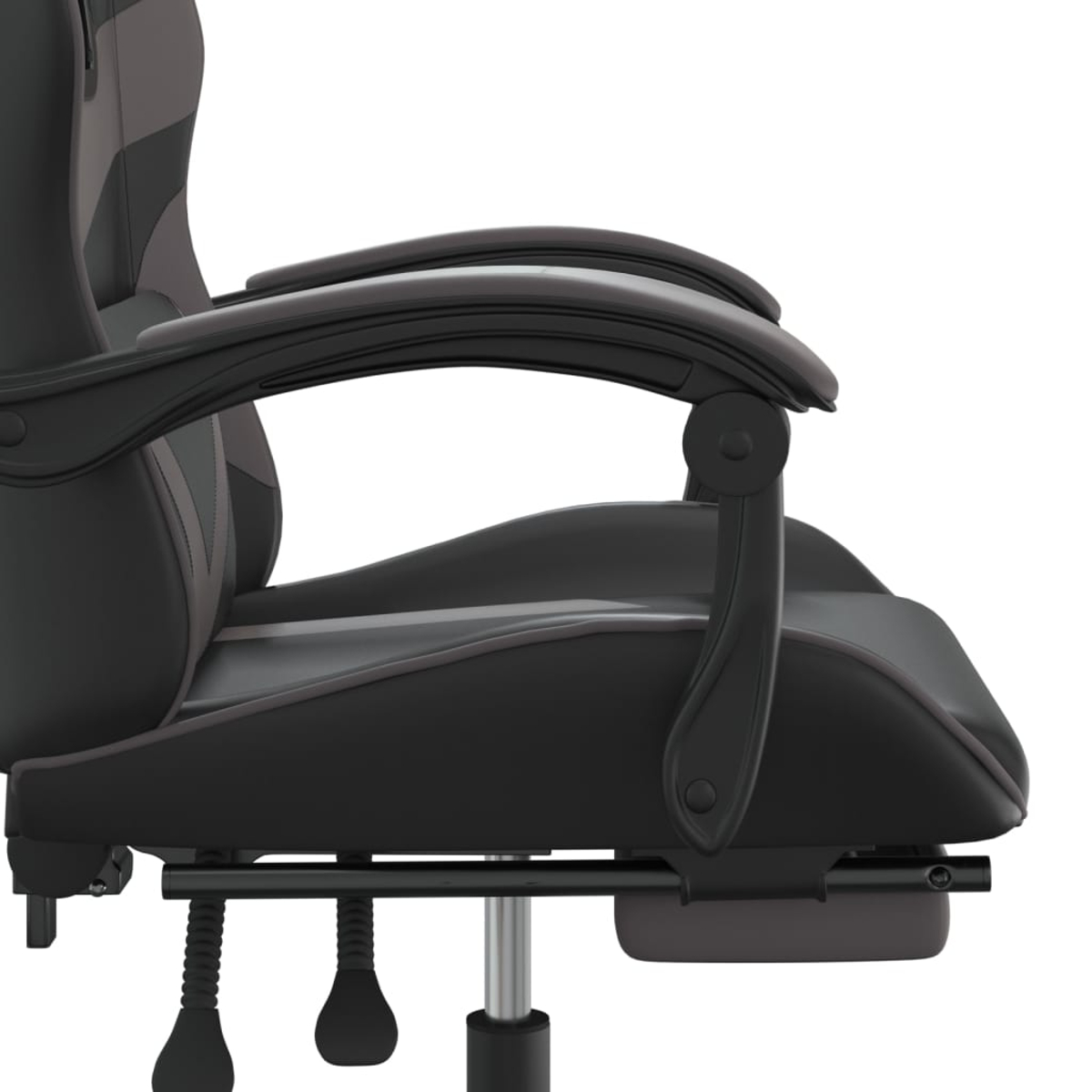 Seitenansicht eines schwarz-grauen Gaming-Stuhls. Armlehnen, Sitz und Rückenlehne sind sichtbar, vor weißem Hintergrund.