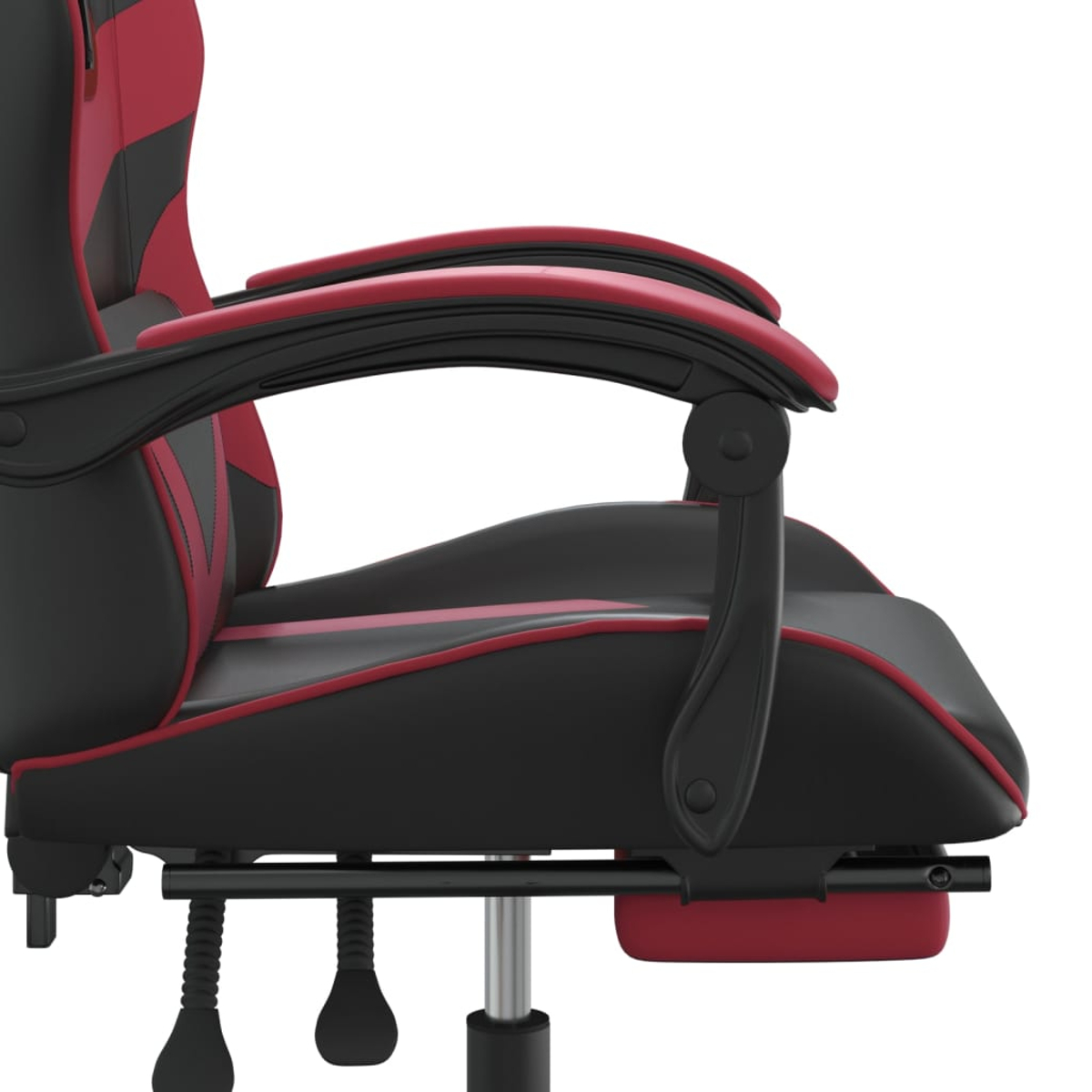 Nahaufnahme eines schwarz-roten Gaming-Stuhls. Er hat Armlehnen, einen Sitz und eine Rückenlehne. Der Hintergrund ist weiß.