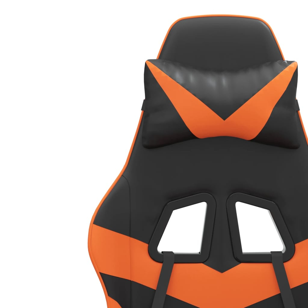 Nahaufnahme eines schwarz-orangenen Gaming-Stuhls. Er hat eine Kopfstütze mit Kissen und ein Design auf der Rückseite. Weißer Hintergrund.