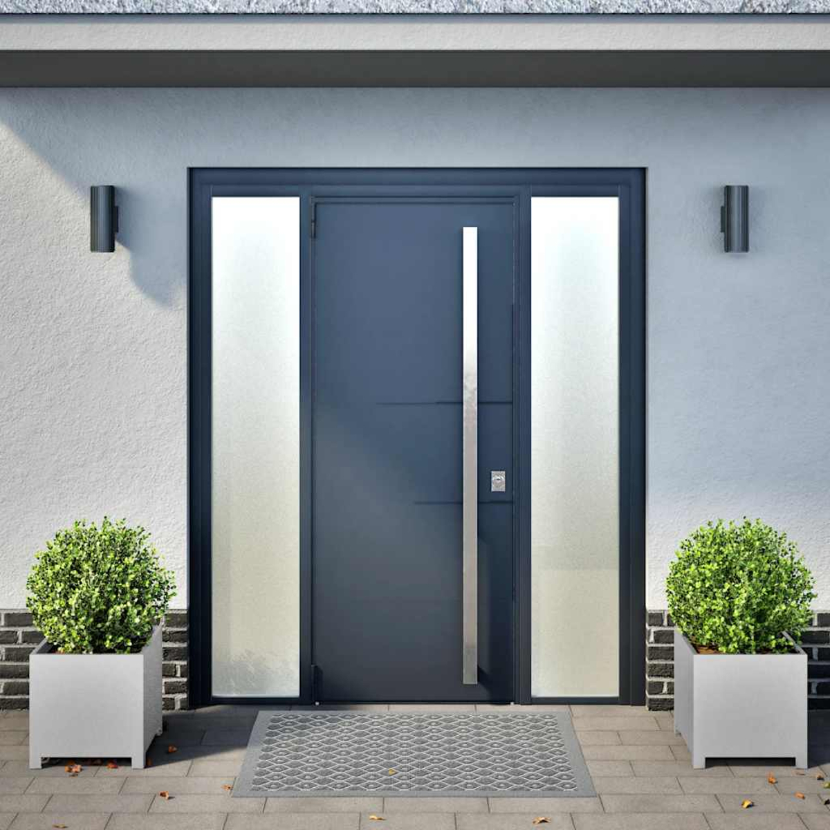 Una moderna porta d'ingresso con luci laterali, uno zerbino e arbusti in vaso su un patio pavimentato. La porta è blu scuro.