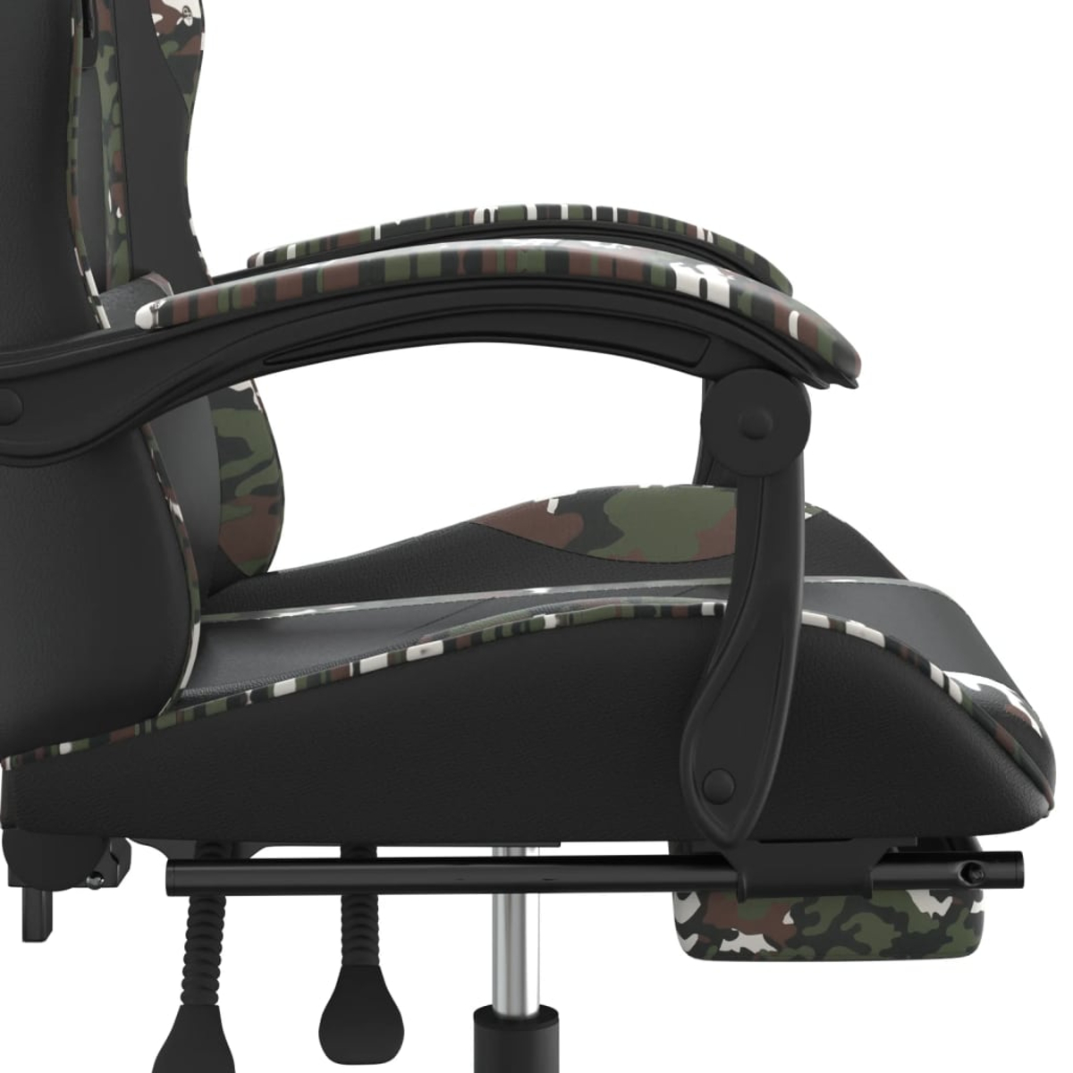 Ein Gaming-Stuhl mit Tarnmuster auf Sitz und Rückenlehne. Die Armlehnen sind schwarz, und die Basis ist metallisch.