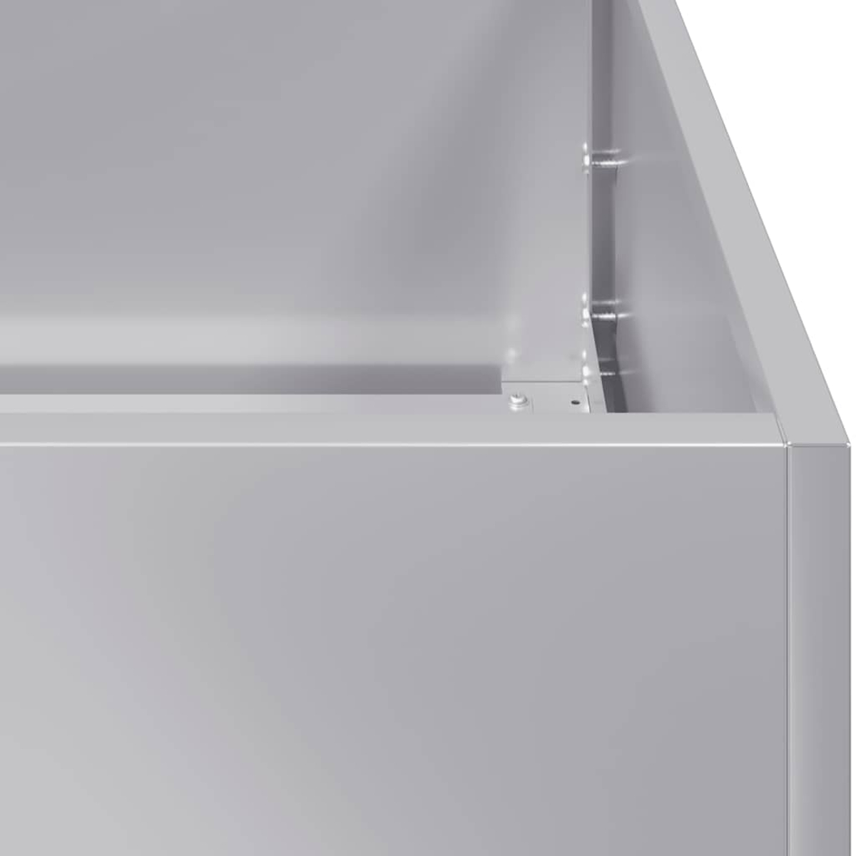 Nahaufnahme einer Ecke eines grauen Metallbehälters. Sichtbar sind die Seiten- und Oberkanten, mit Schrauben, die die Bleche verbinden.