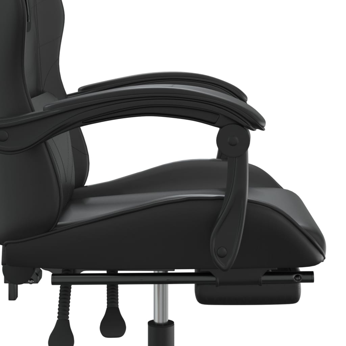 Nahaufnahme eines schwarzen Gaming-Stuhls. Der Stuhl hat Armlehnen, einen Sitz und eine Rückenlehne. Der Hintergrund ist weiß.
