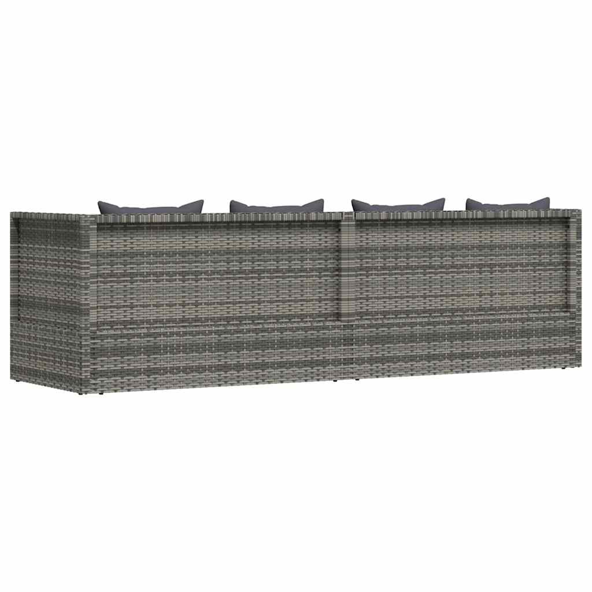 Ein graues Outdoor-Sofa aus Korbgeflecht mit vier dunkelgrauen Kissen. Das Sofa ist rechteckig, vor weißem Hintergrund.