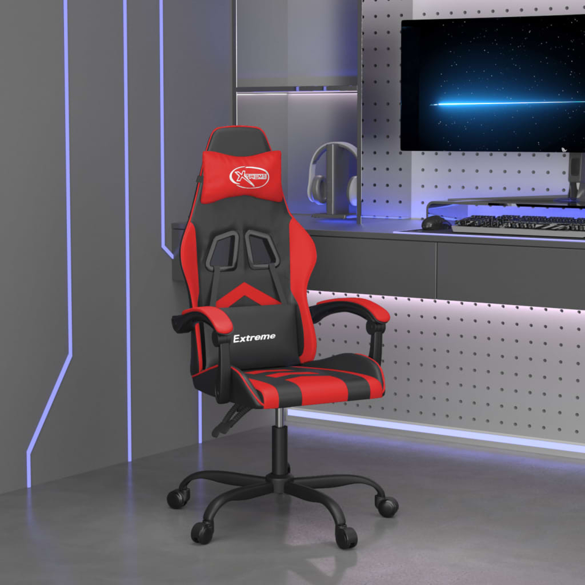 Ein rot-schwarzer Gaming-Stuhl in einem Raum mit Schreibtisch und Computer. Der Stuhl hat Logos von 'Xtreme' und 'Extreme'.