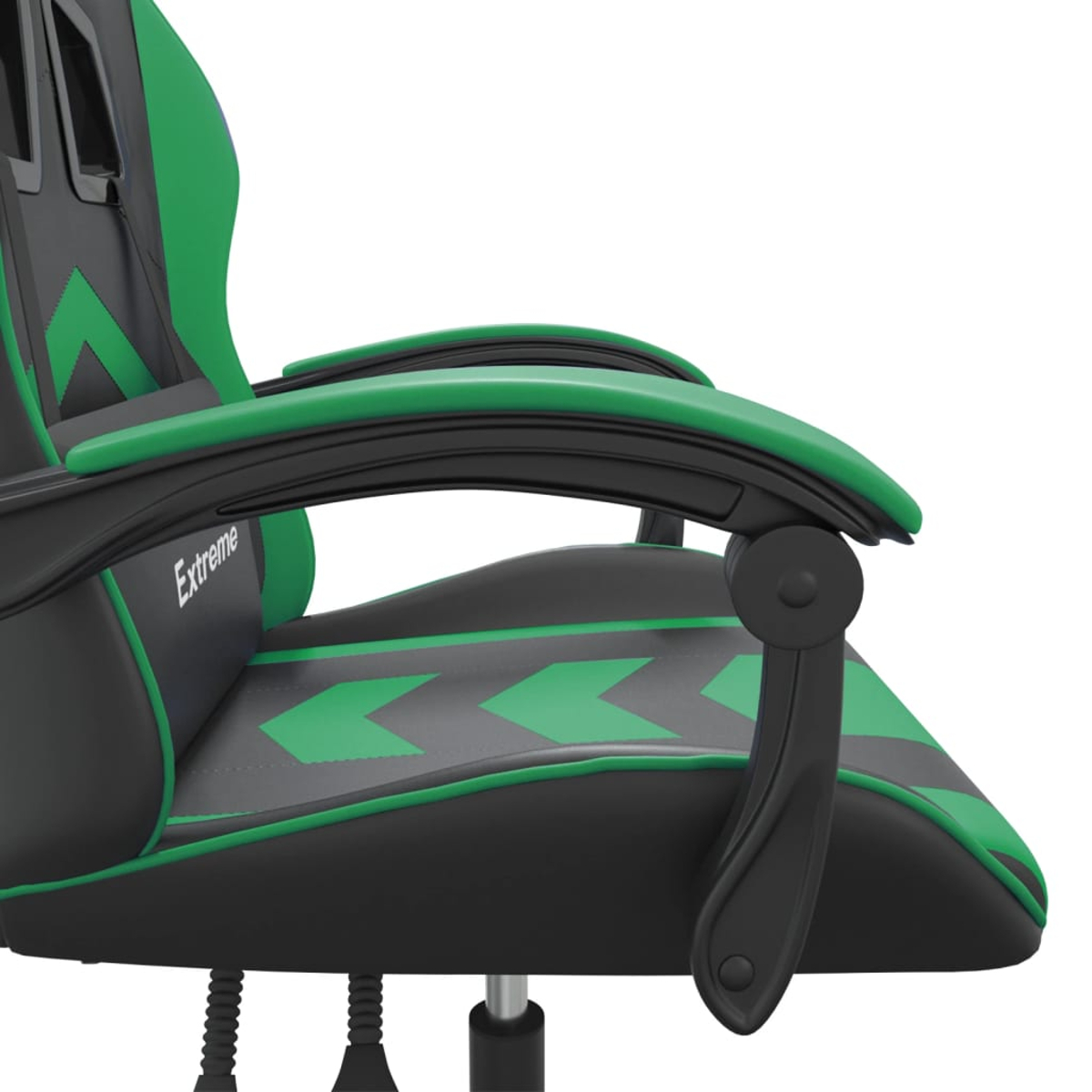 Nahaufnahme eines Gaming-Stuhls. Er ist schwarz und grün, mit dem Wort 'Extreme' darauf. Die Armlehnen sind grün, der Sitz hat ein Pfeildesign.