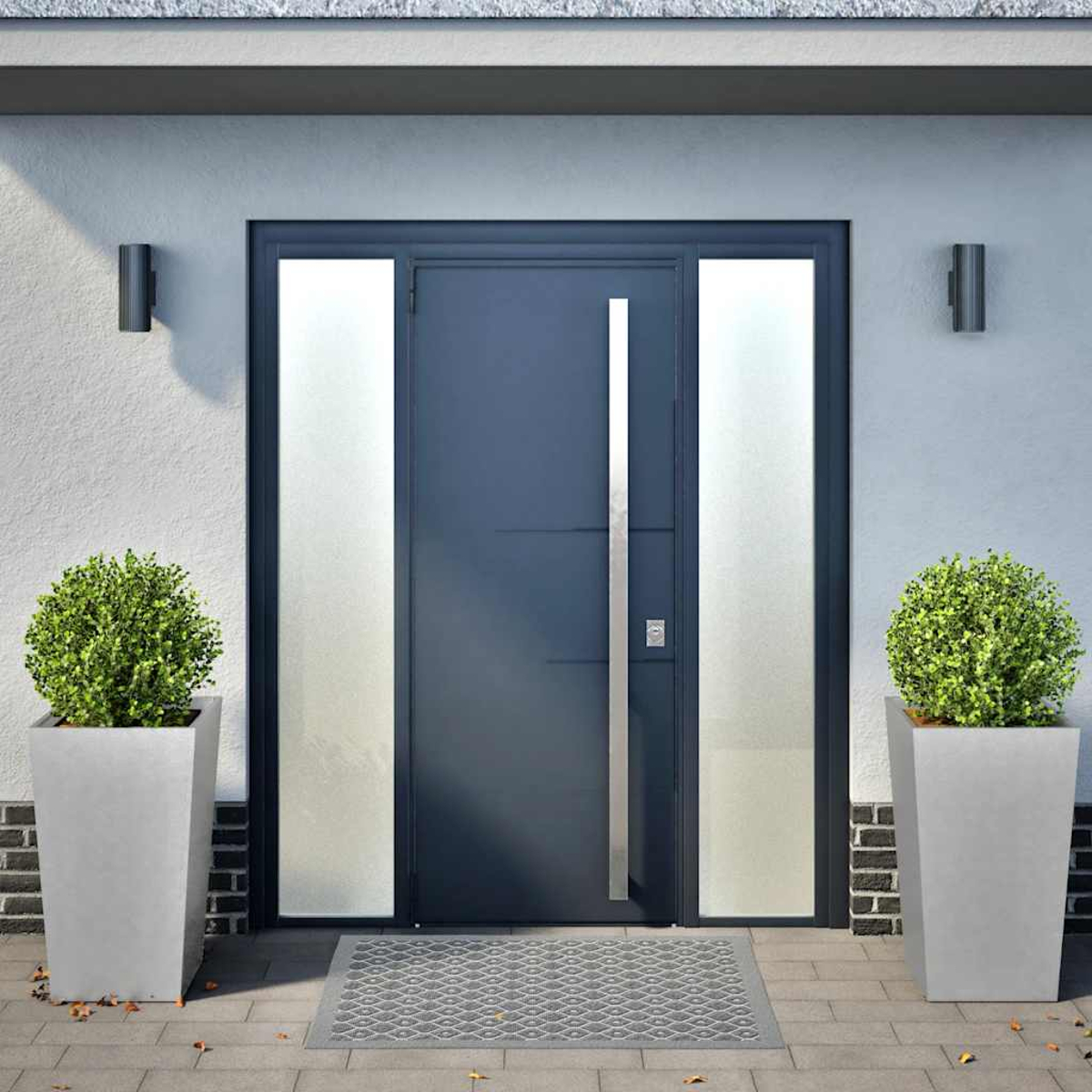 Una porta d'ingresso blu scuro con pannelli di vetro su ogni lato. Due arbusti verdi in vaso fiancheggiano la porta. Uno zerbino sul pavimento.