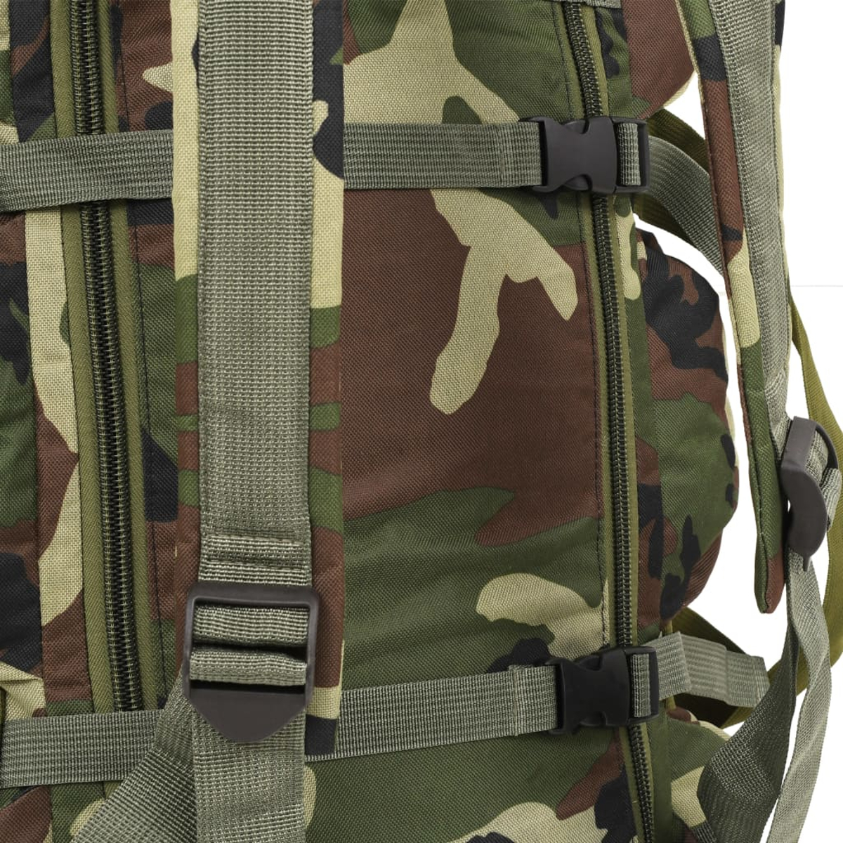 Nahaufnahme eines Tarnrucksacks. Riemen, Schnallen und Reißverschlüsse sind sichtbar. Die Farben sind Grün, Braun und Beige.