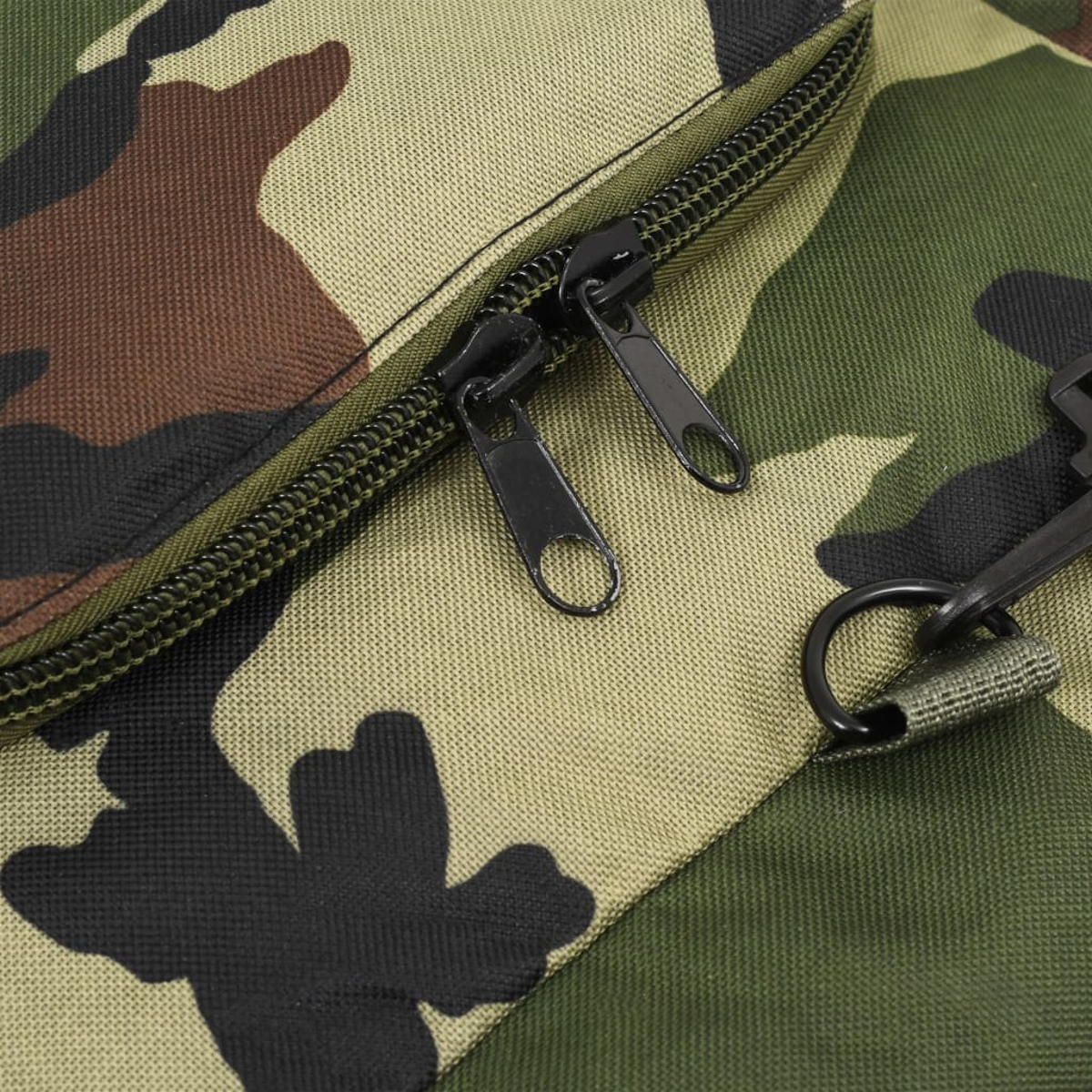 Nahaufnahme eines Camouflage-Stoffs mit schwarzen Reißverschlüssen. Das Muster umfasst grüne, braune und schwarze Formen auf tanfarbenem Grund.