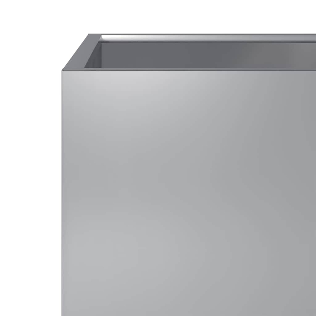 Primo piano di una fioriera quadrata grigio metallizzato su sfondo bianco. Il bordo superiore è grigio più scuro.