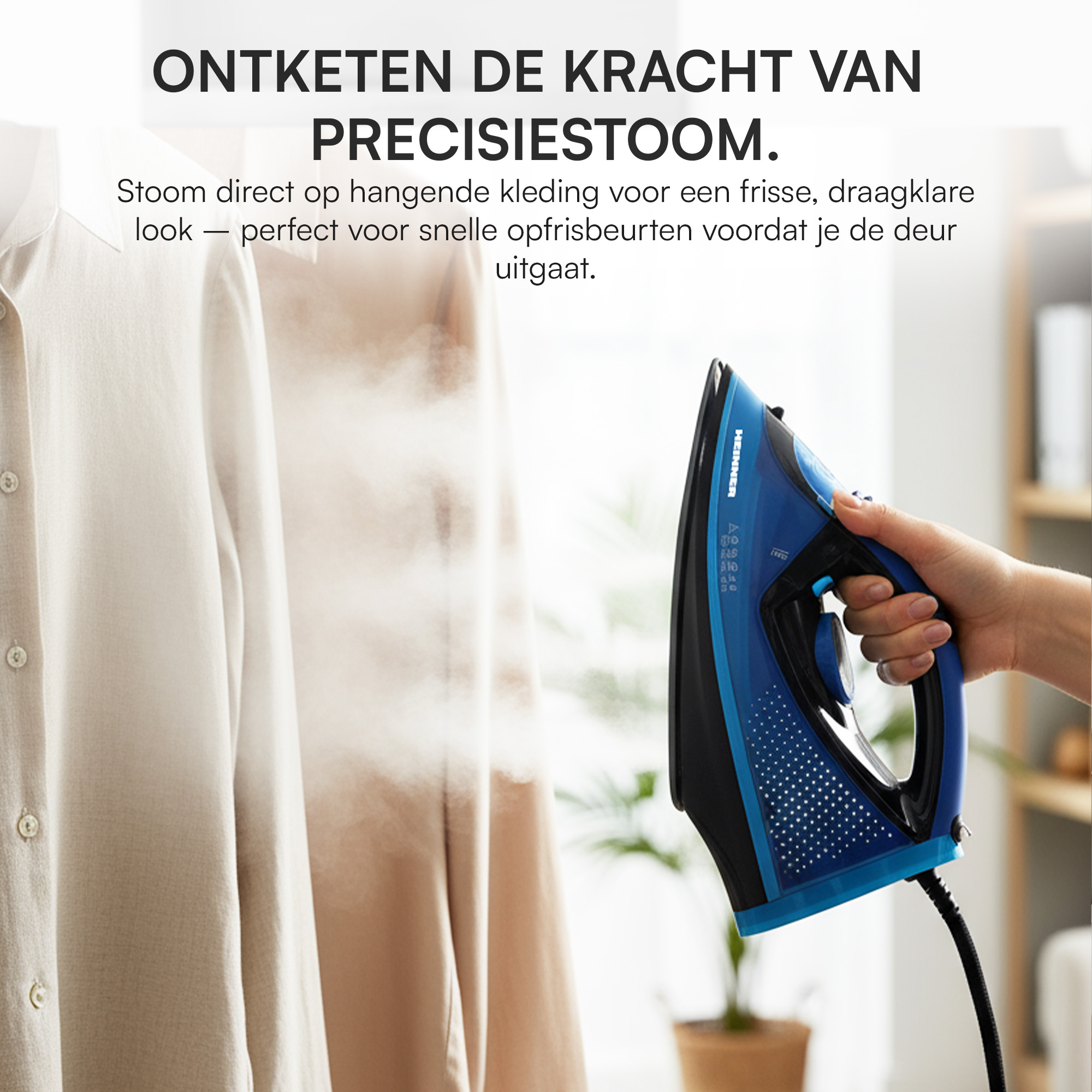 Un fer à repasser bleu vapeur une chemise beige. Une main tient le fer. Texte sur la vapeur de précision au-dessus.