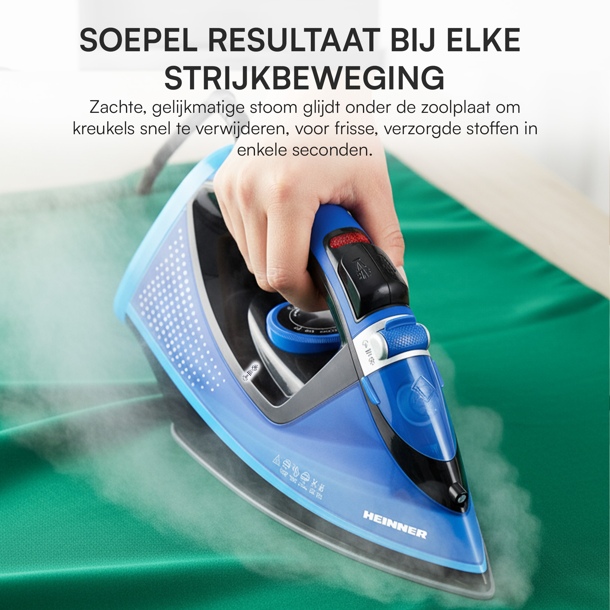 Un fer à repasser bleu vaporise une chemise verte. Une main tient le fer. Texte en néerlandais en haut.