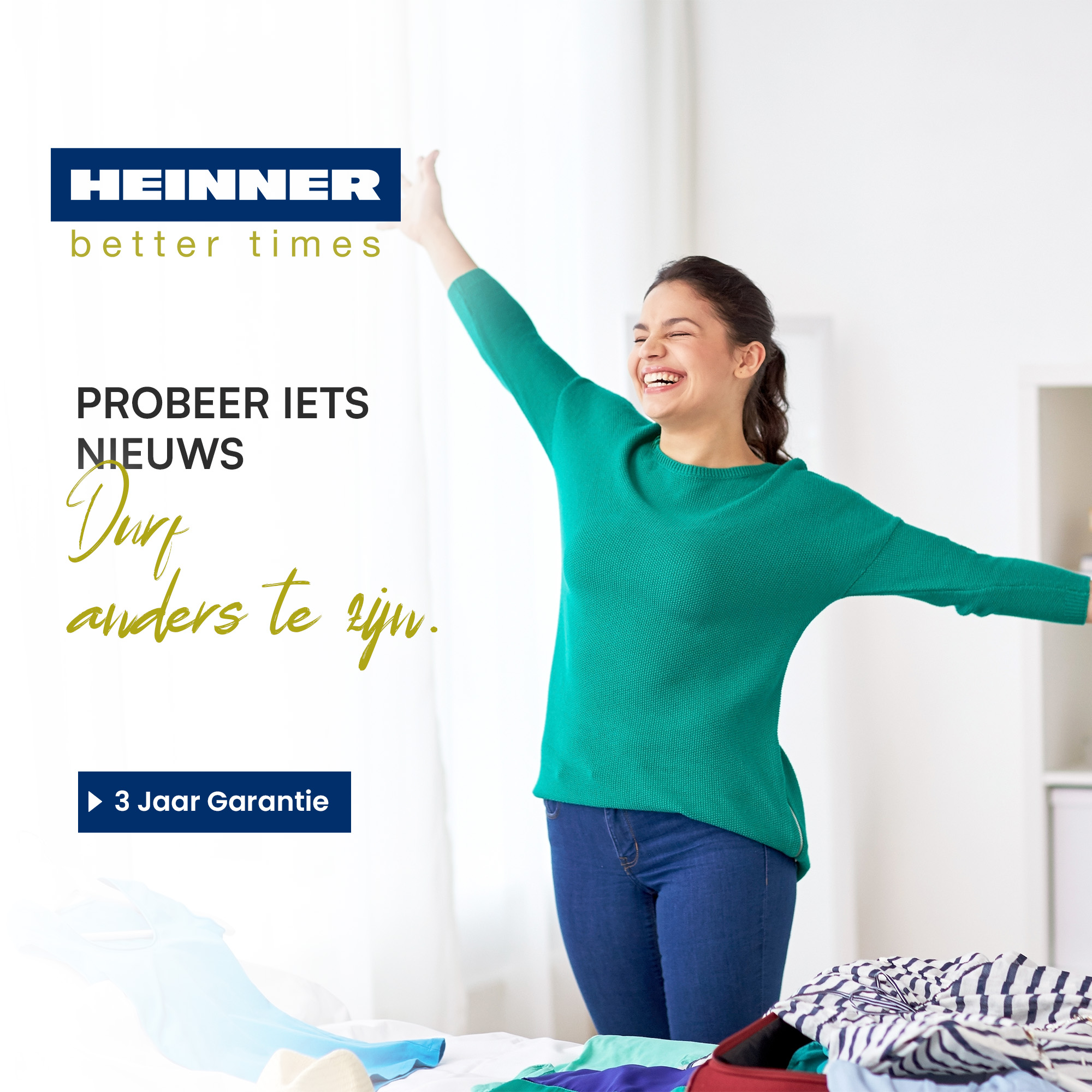 Femme en pull vert et jean, souriante, bras levés. Texte : Heinner, essayez quelque chose de nouveau, osez être différent.