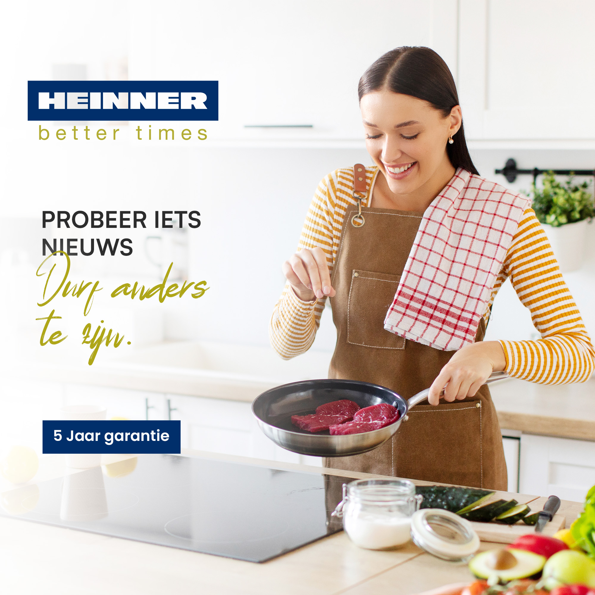 Eine Frau kocht Fleisch in einer Pfanne. Küchenszene mit Zutaten und einem Handtuch. Das Heinner-Logo befindet sich oben.