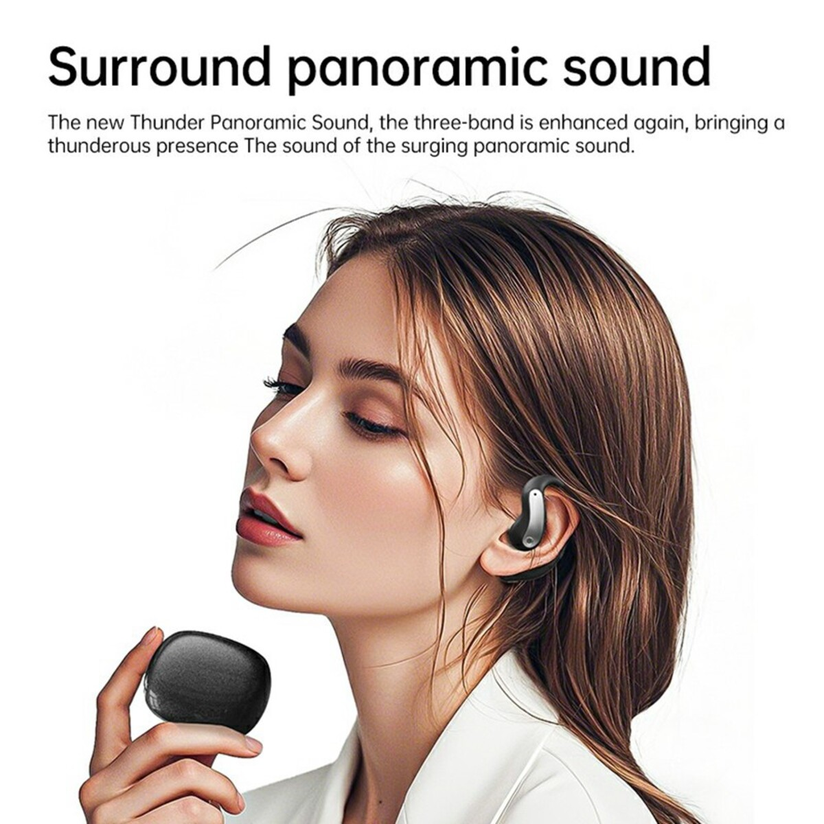 Una mujer con un auricular, sosteniendo un estuche de carga, con texto superpuesto 'Surround panoramic sound'.