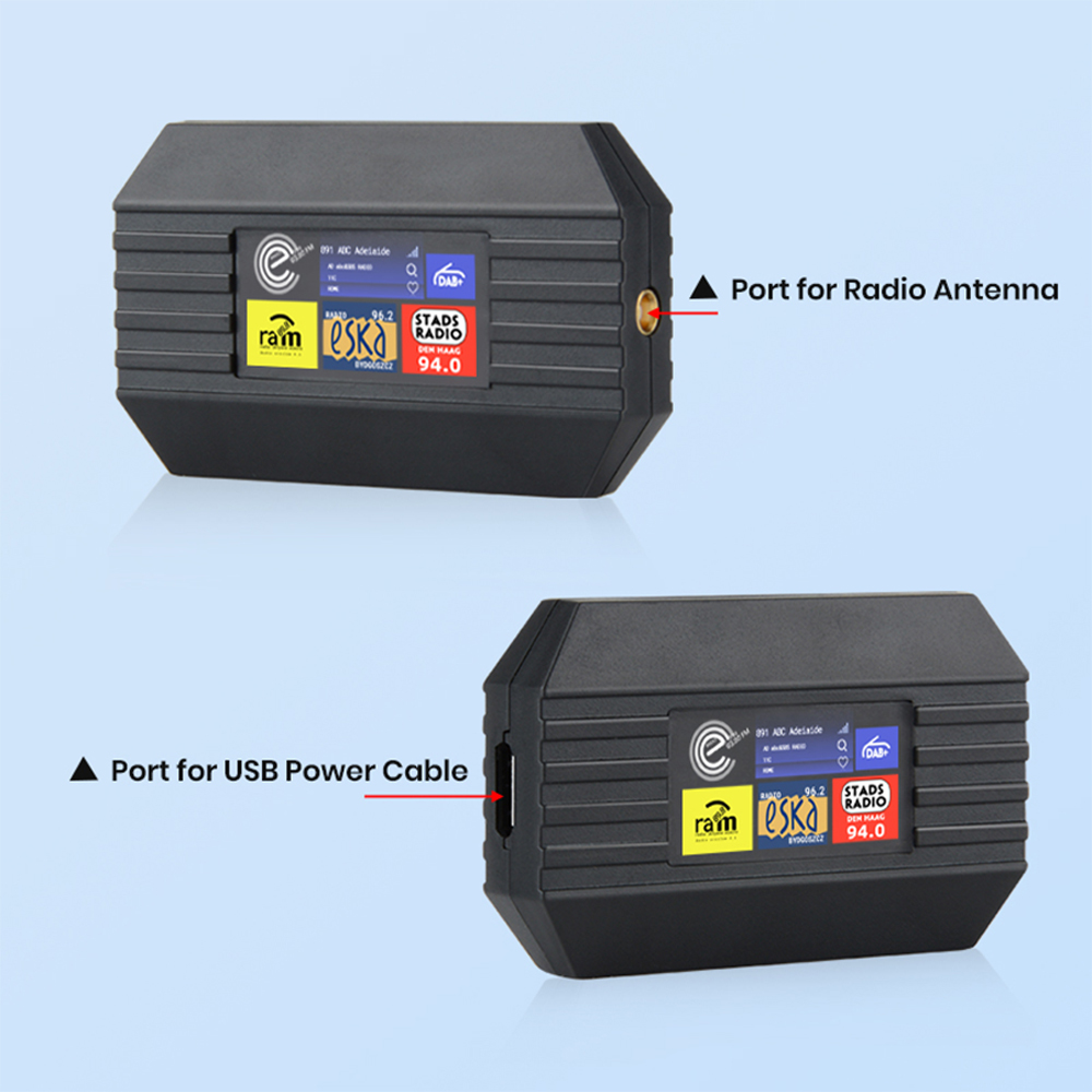 Dos radios negros con pantallas que muestran información de radio. Se ven puertos para antena y cable USB. Etiquetas incluyen 'Ram', 'Eska'.