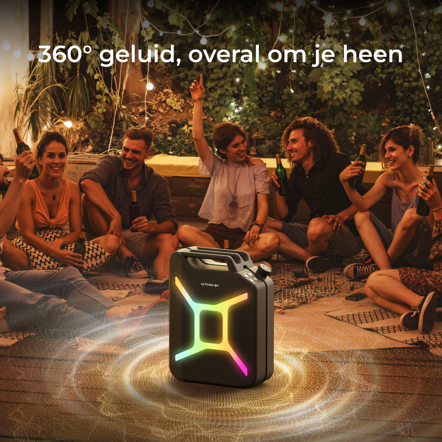 Groupe d'amis appréciant des boissons autour d'un haut-parleur. Le haut-parleur a des lumières colorées. Éclairage chaleureux et ambiance festive.