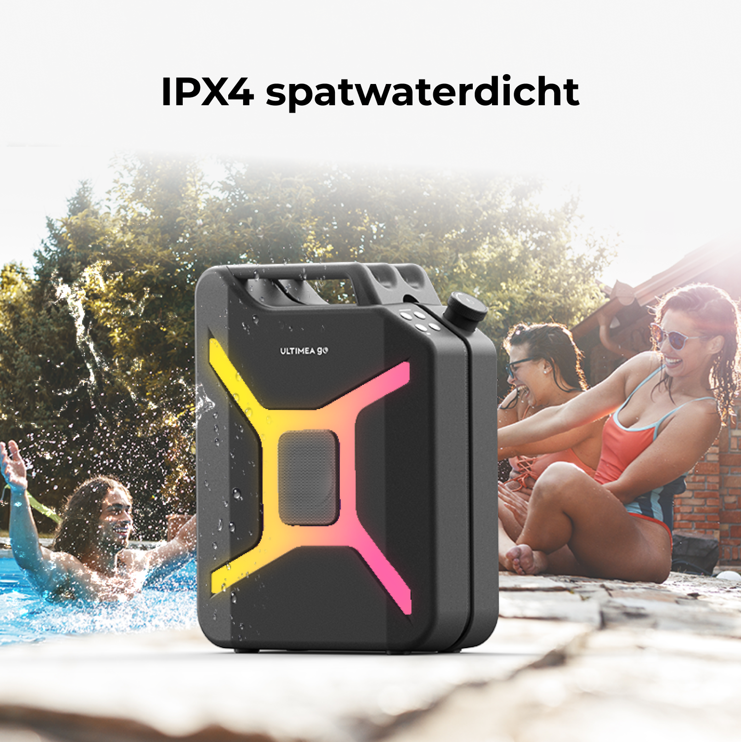 Un haut-parleur noir avec des lumières colorées près d'une piscine. Des gens nagent et s'assoient à proximité. Texte : 'IPX4 spatwaterdicht'.
