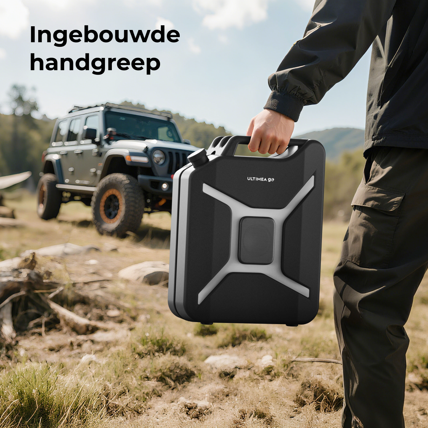 Une personne tient un conteneur noir avec un design blanc. Une jeep est visible en arrière-plan. La scène est en extérieur.