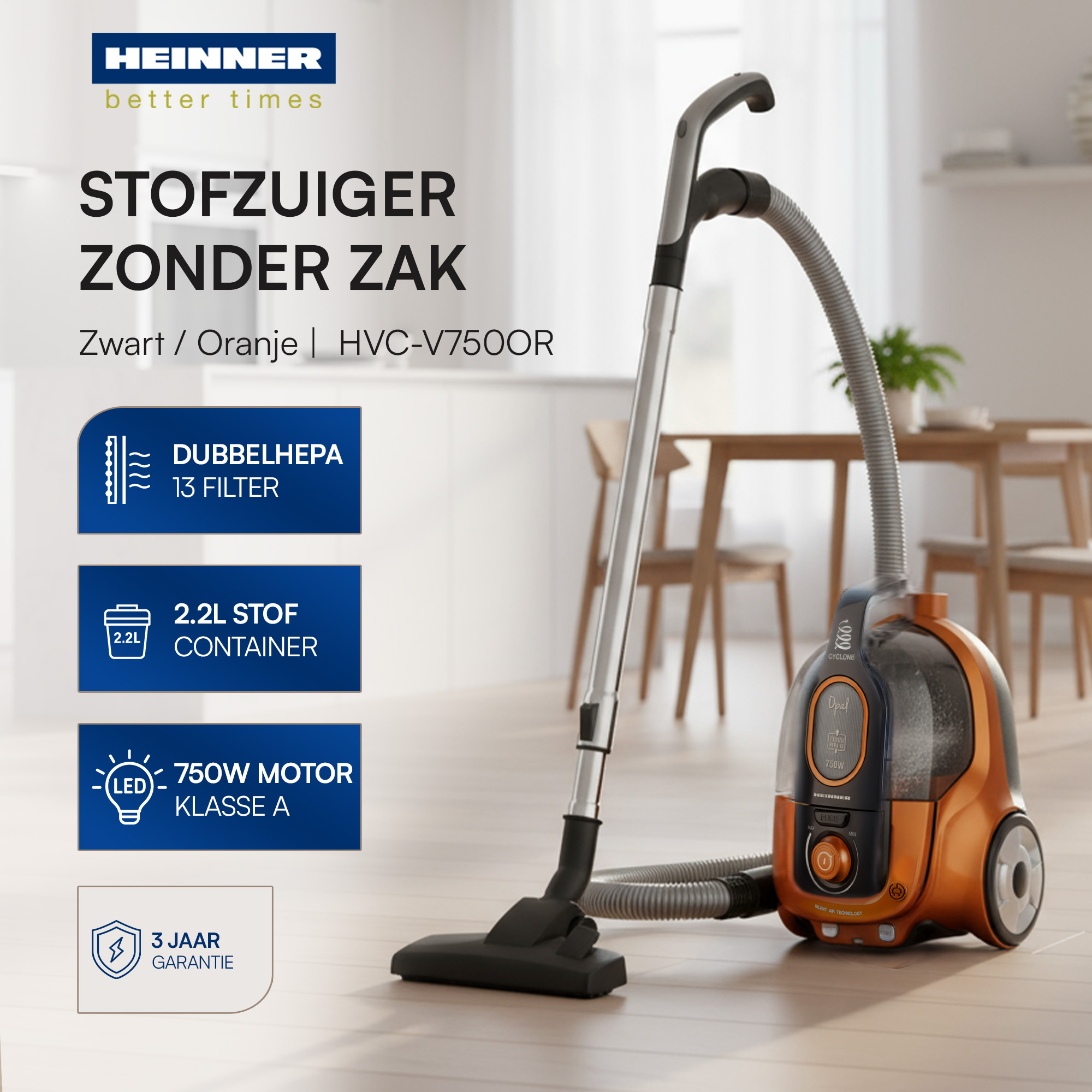 Ein orange-schwarzer Staubsauger mit silbernem Schlauch steht auf Holzboden, niederländischer Text.
