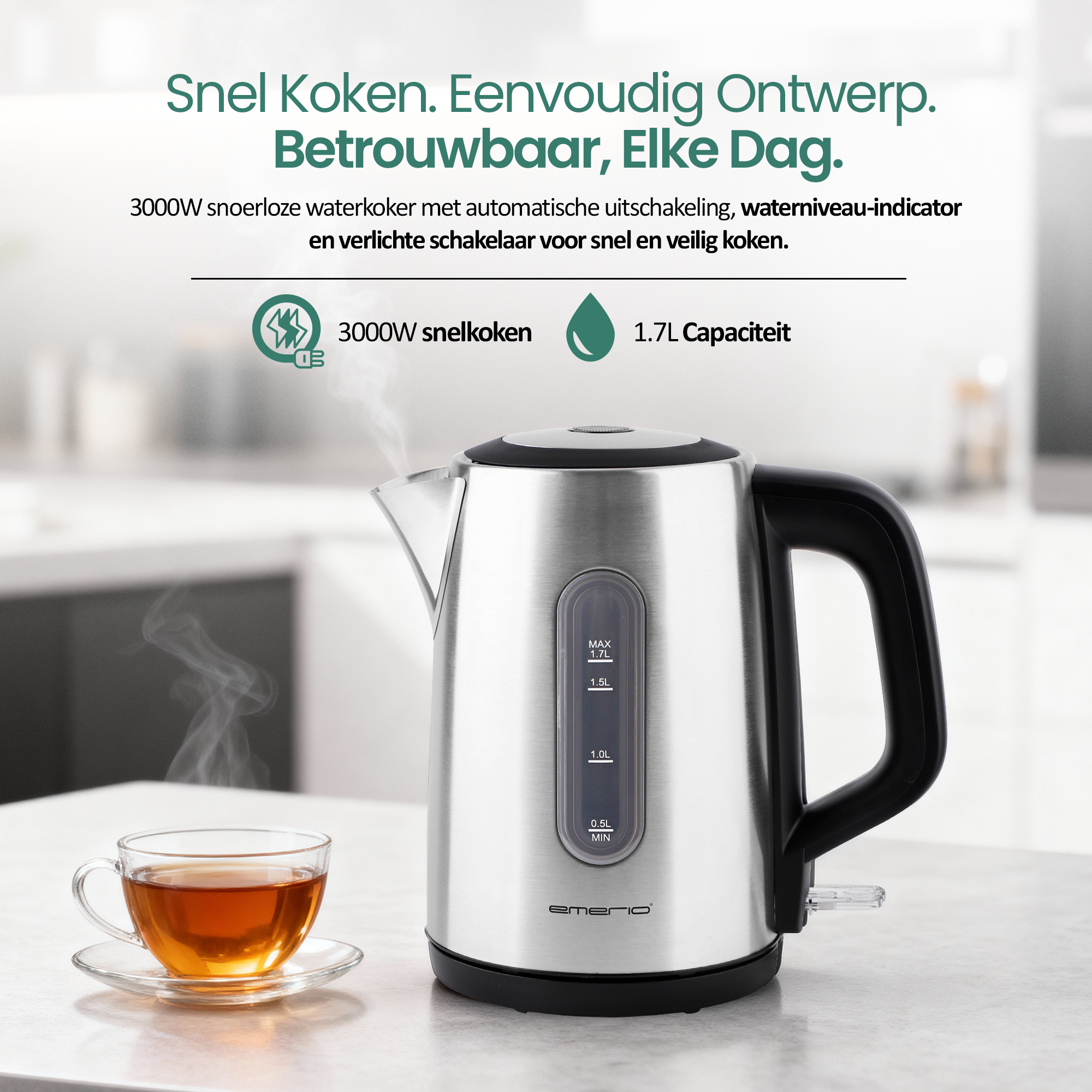Een roestvrijstalen waterkoker met een zwarte handgreep en een kopje thee op een tafel.