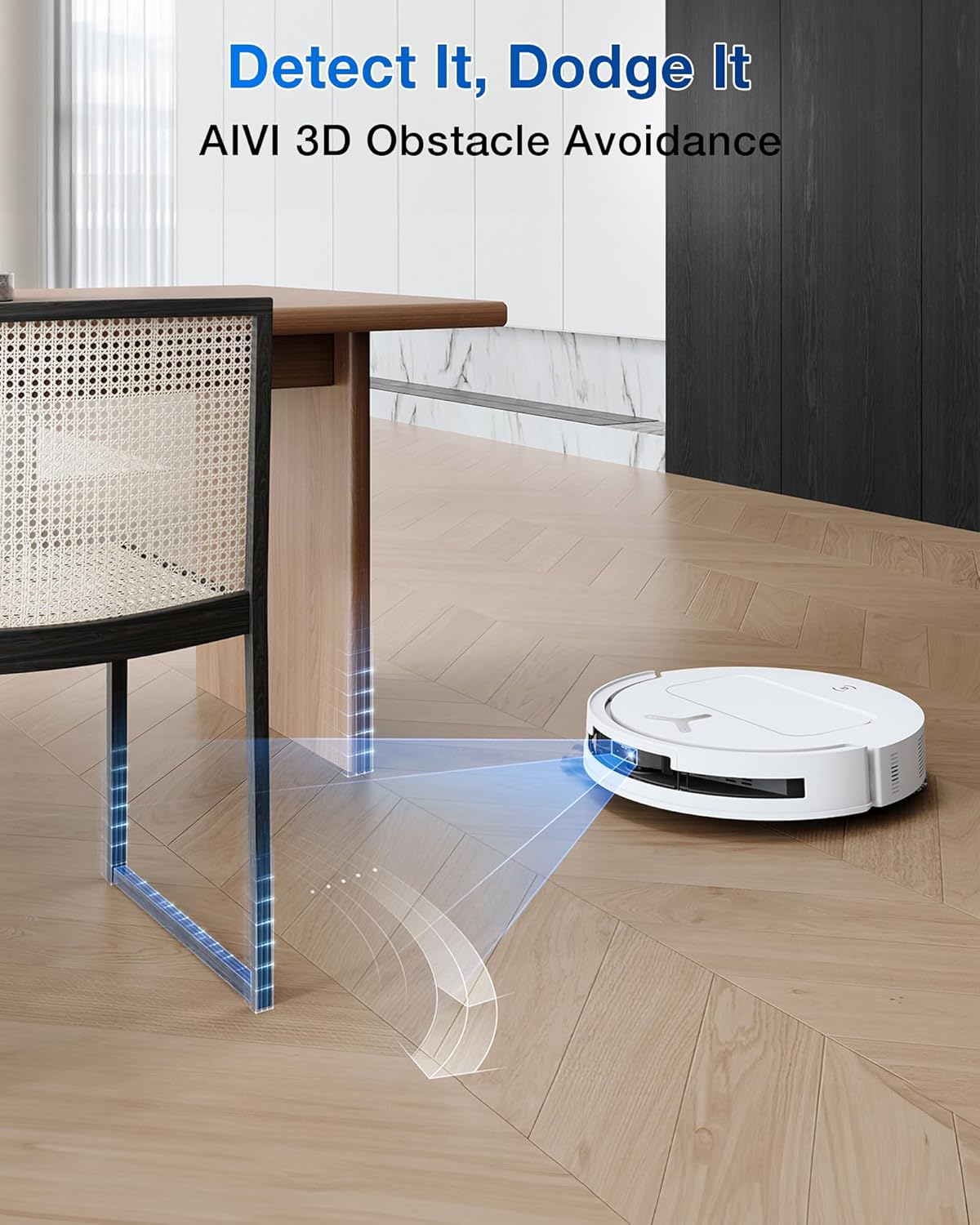 Een witte robotstofzuiger op een houten vloer. Een stoel en een tafel staan op de achtergrond. De tekst luidt Detect It, Dodge It.
