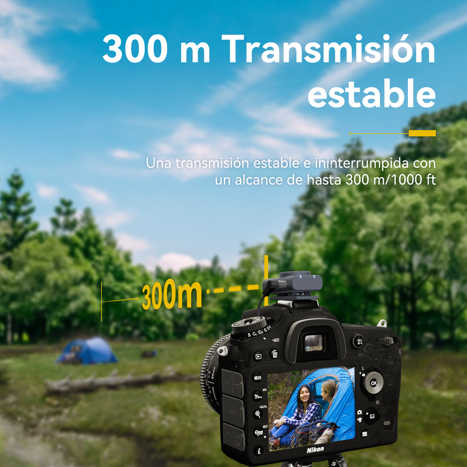 Aparat wyświetla scenę z dwiema osobami w niebieskim namiocie. Tekst wskazuje na zasięg transmisji 300 m, stabilne połączenie.
