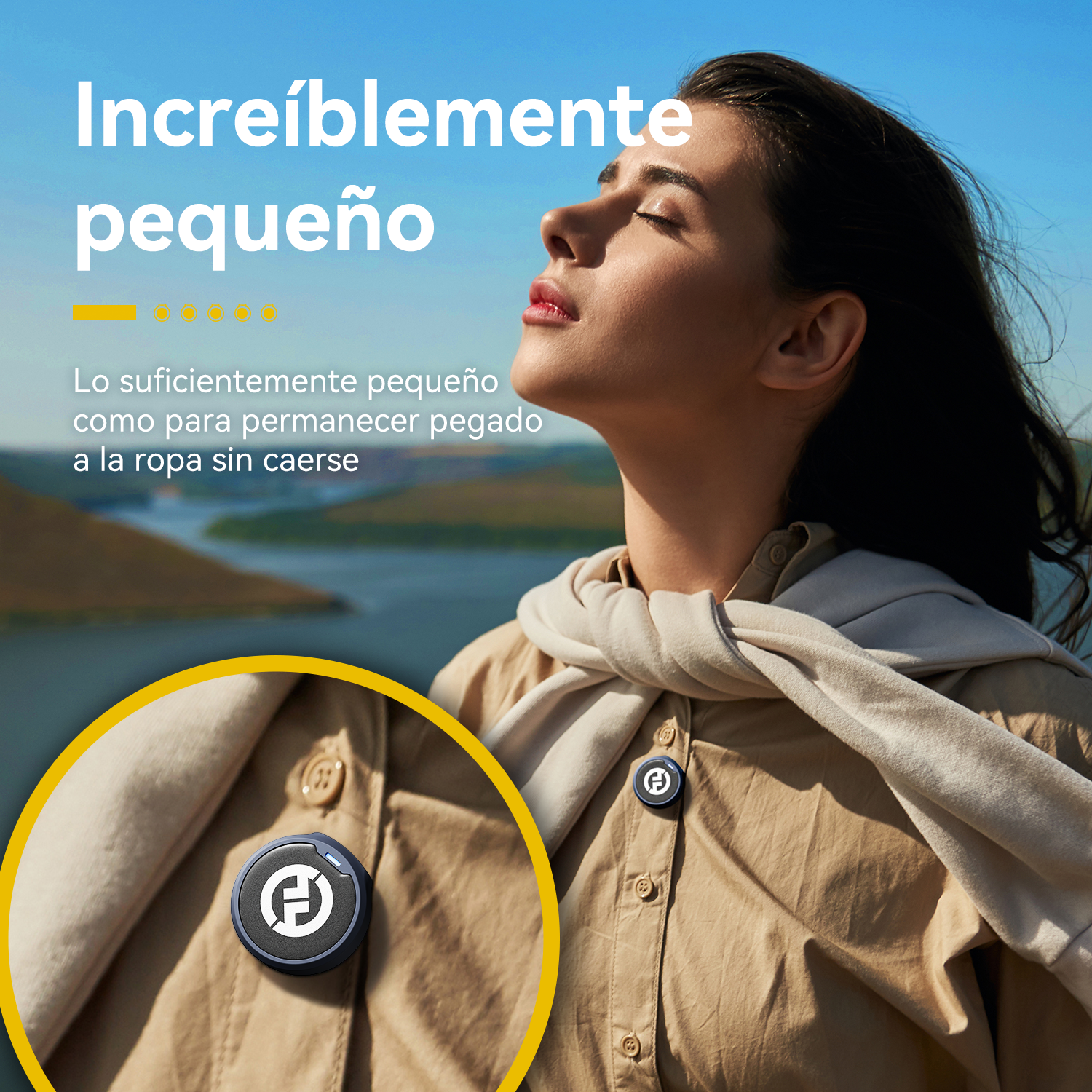 Una mujer con los ojos cerrados, con una camisa beige con un pequeño dispositivo adjunto. Cielo azul y agua en el fondo.