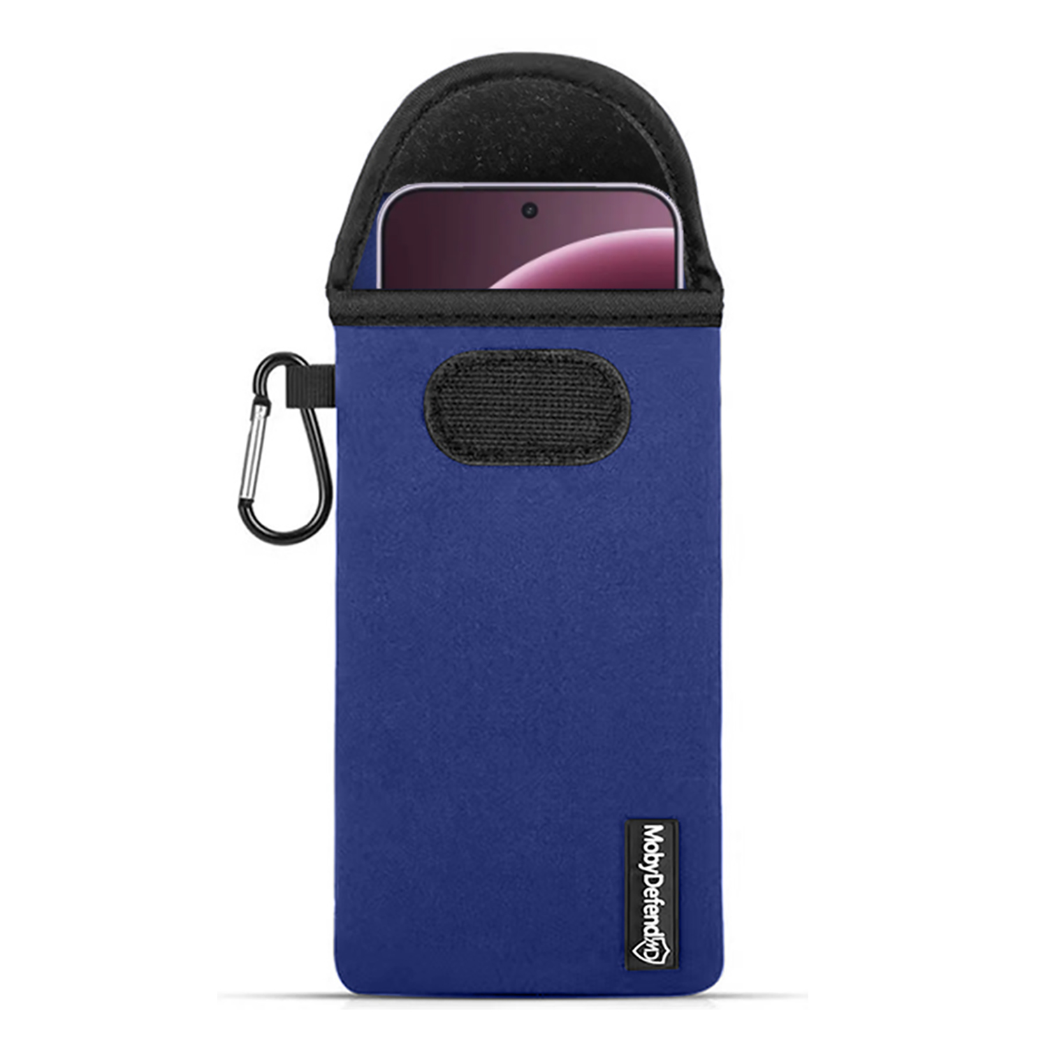 Een blauwe telefoonhoes met een zwarte bovenkant en een telefoon erin. Een karabijnhaak is aan de zijkant bevestigd. De merknaam is zichtbaar.