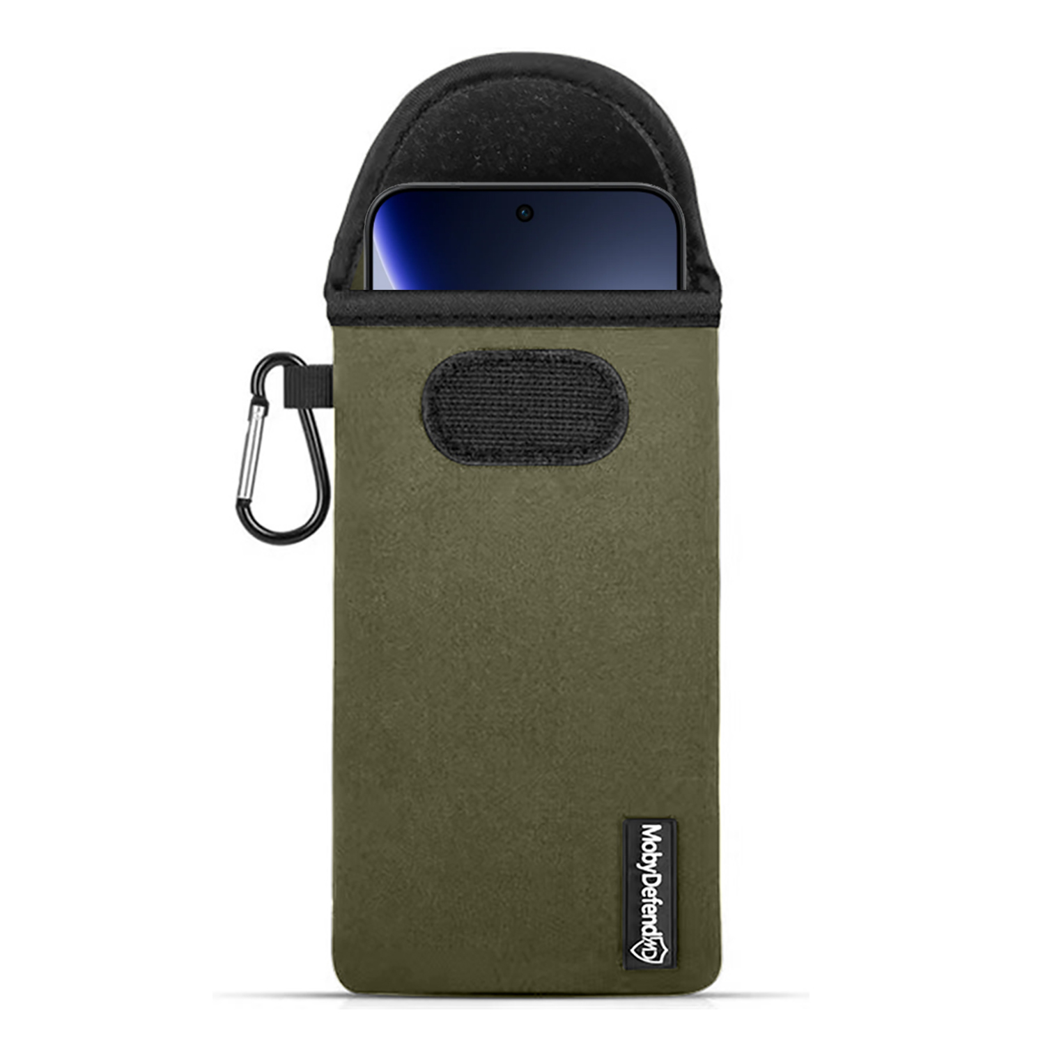 Olijfgroene telefoonhoes met zwarte bovenkant. Een telefoon is zichtbaar. Een karabijnhaak hangt aan de zijkant. De merknaam is zichtbaar.