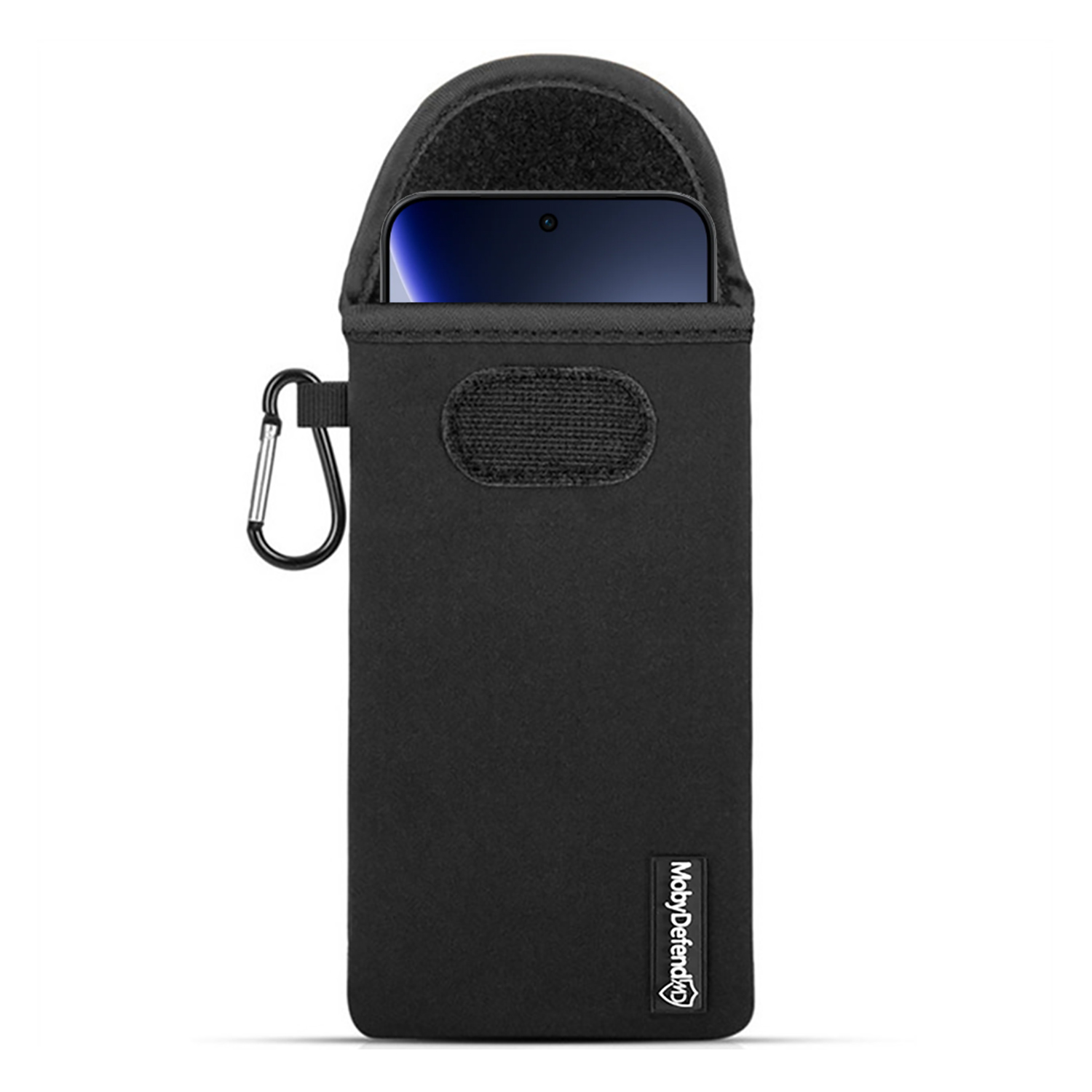 Een zwarte telefoonhoes met een telefoon erin. Het heeft een karabijnhaak en een klittenbandsluiting. De merknaam is zichtbaar.