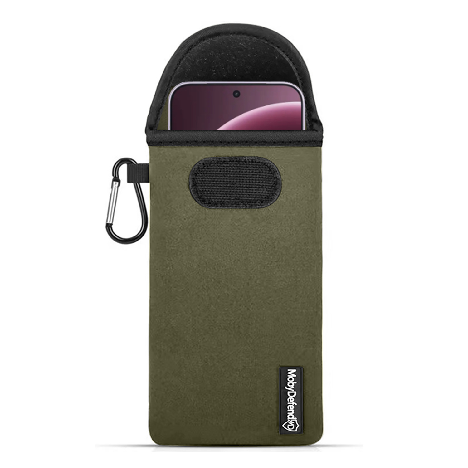Een olijfgroene telefoonhoes met een telefoon erin. Het heeft een zwarte bovenkant, een lus en een karabijnhaak. De merknaam is zichtbaar.